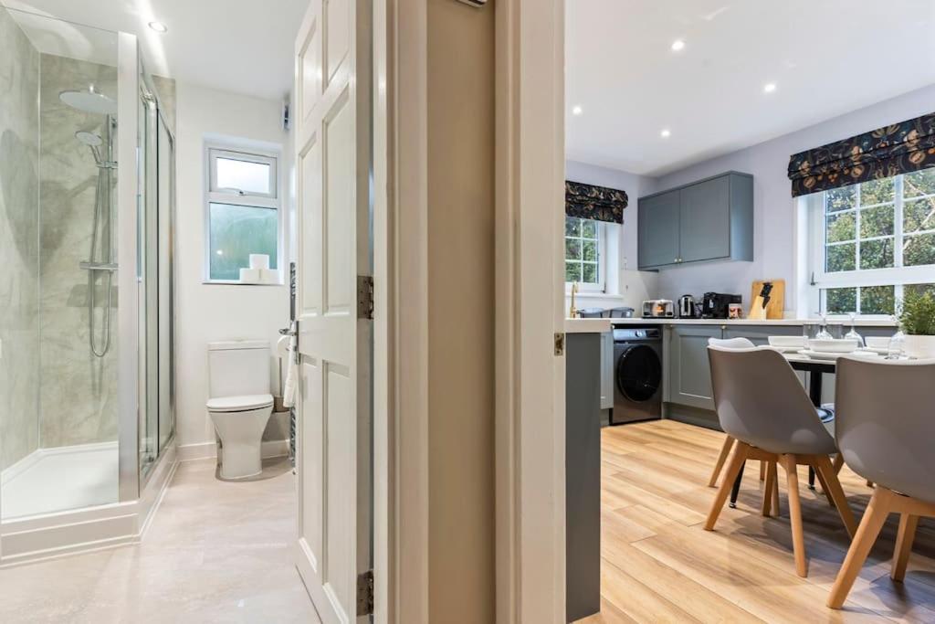 Modern 4 Bed house Ideal for Groups, Contractors near City Airport & O2 Arena, free parking & Wifi included