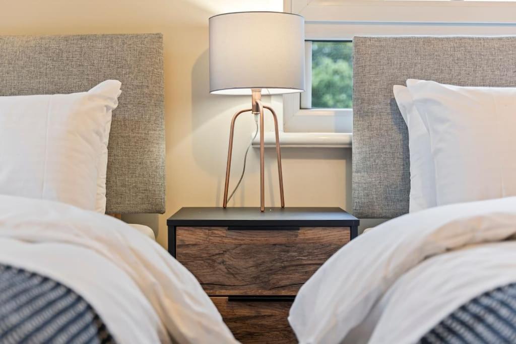 Modern 4 Bed house Ideal for Groups, Contractors near City Airport & O2 Arena, free parking & Wifi included