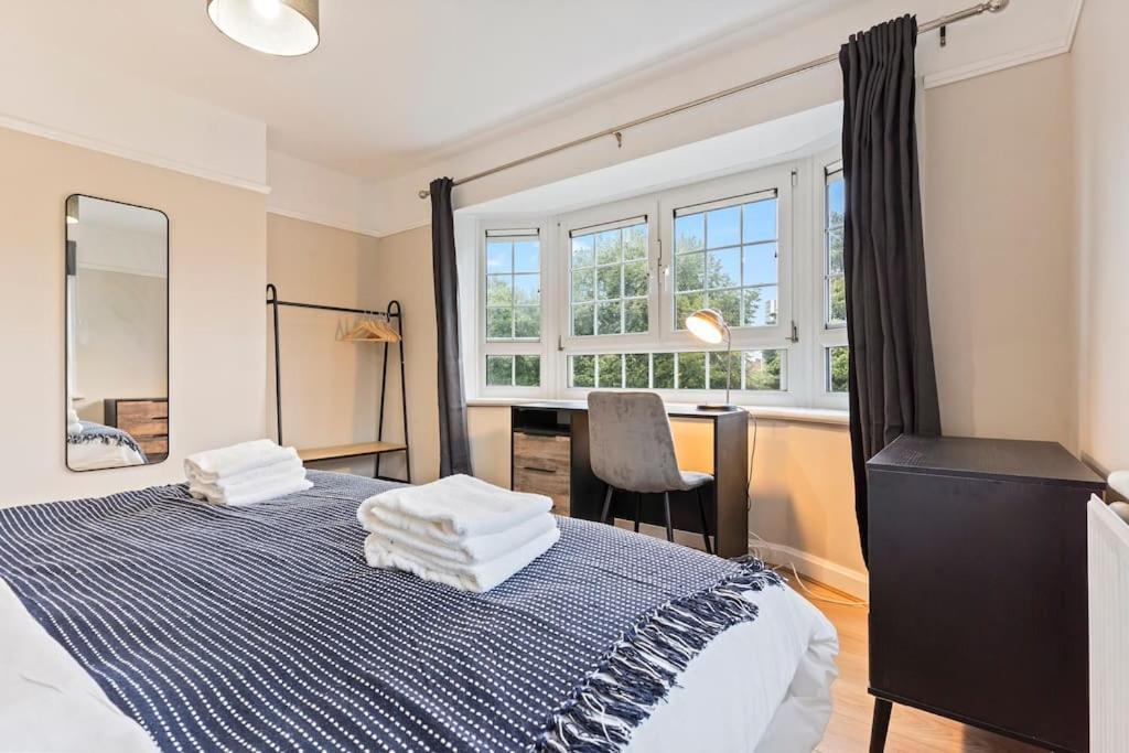 Modern 4 Bed house Ideal for Groups, Contractors near City Airport & O2 Arena, free parking & Wifi included