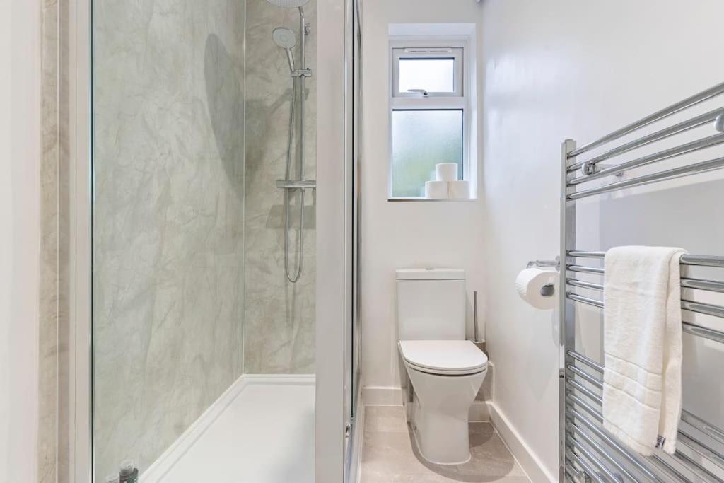 Modern 4 Bed house Ideal for Groups, Contractors near City Airport & O2 Arena, free parking & Wifi included