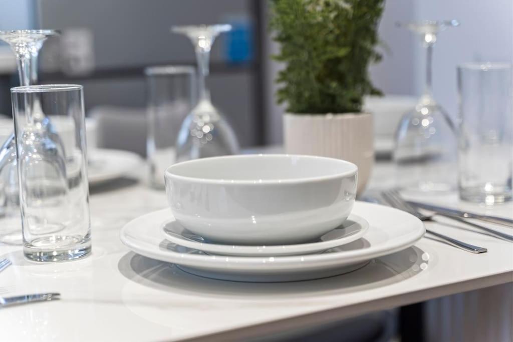 Modern 4 Bed house Ideal for Groups, Contractors near City Airport & O2 Arena, free parking & Wifi included