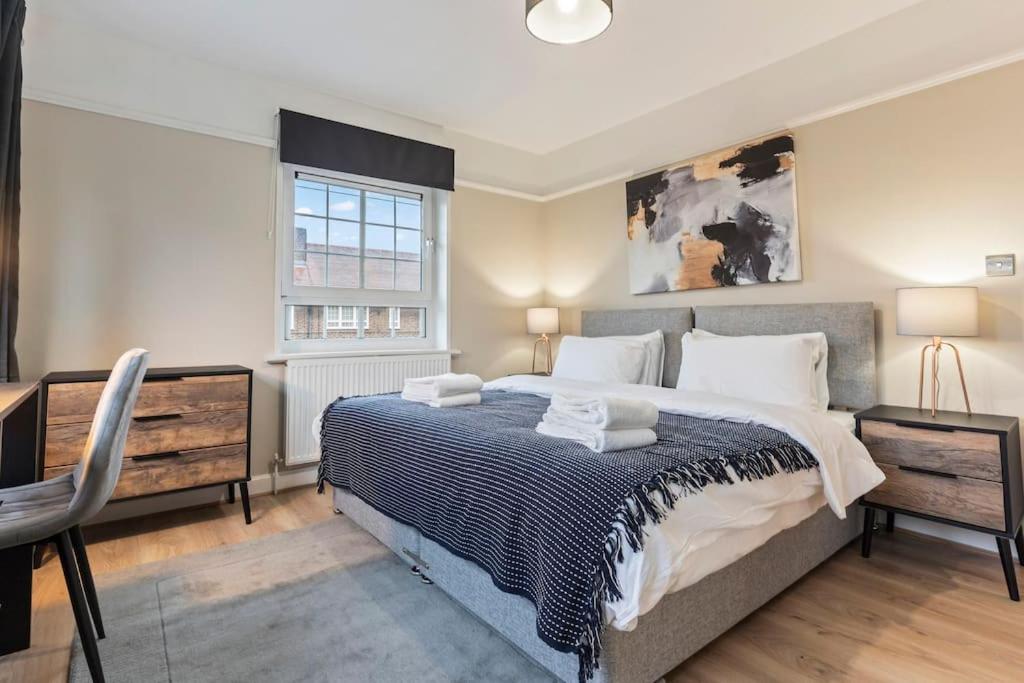 Modern 4 Bed house Ideal for Groups, Contractors near City Airport & O2 Arena, free parking & Wifi included