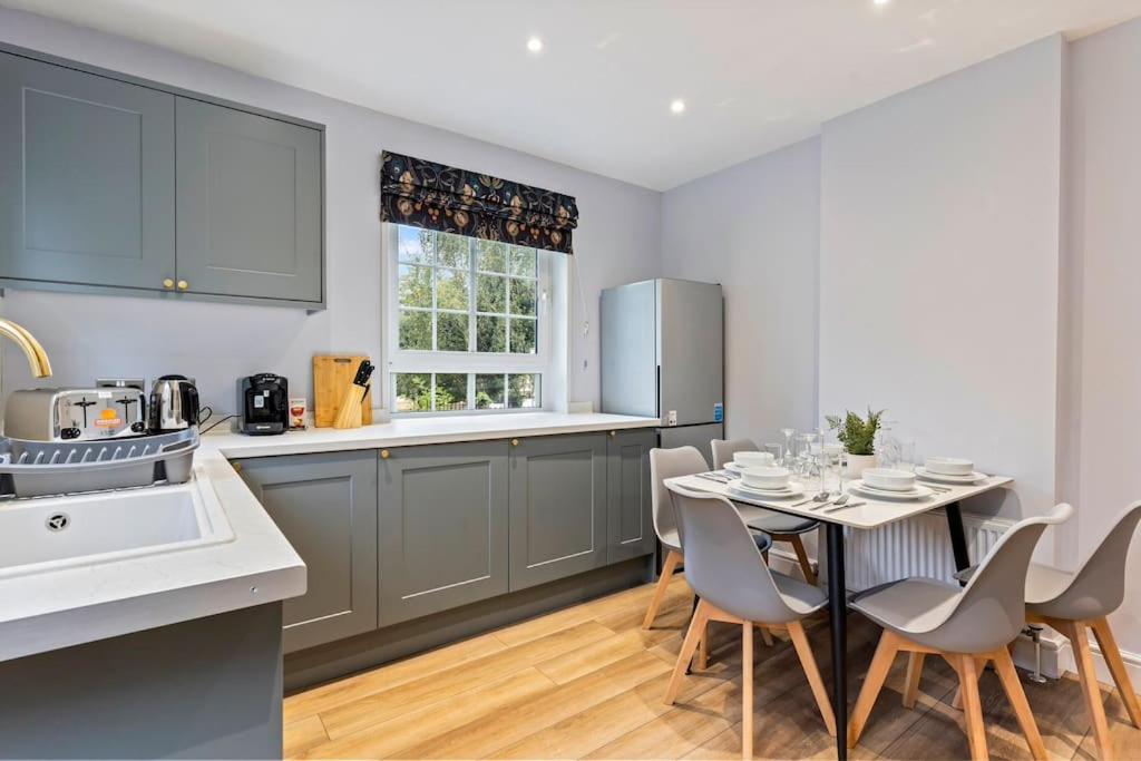 Modern 4 Bed house Ideal for Groups, Contractors near City Airport & O2 Arena, free parking & Wifi included