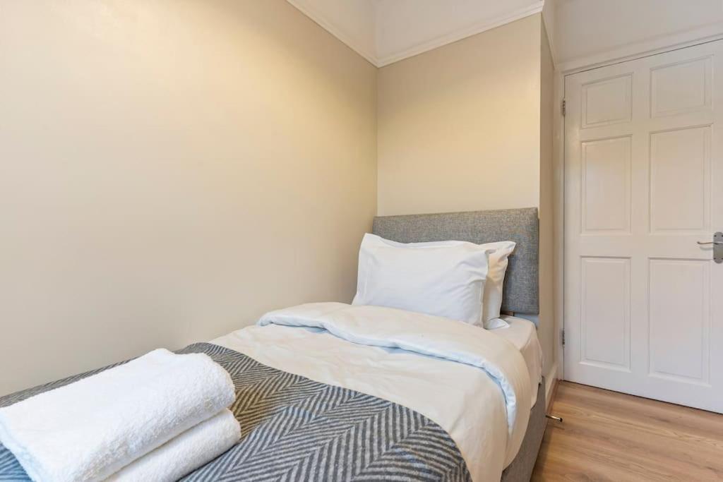 Modern 4 Bed house Ideal for Groups, Contractors near City Airport & O2 Arena, free parking & Wifi included