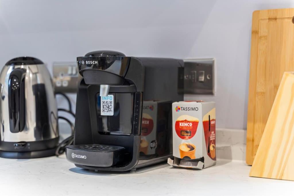 Modern 4 Bed house Ideal for Groups, Contractors near City Airport & O2 Arena, free parking & Wifi included