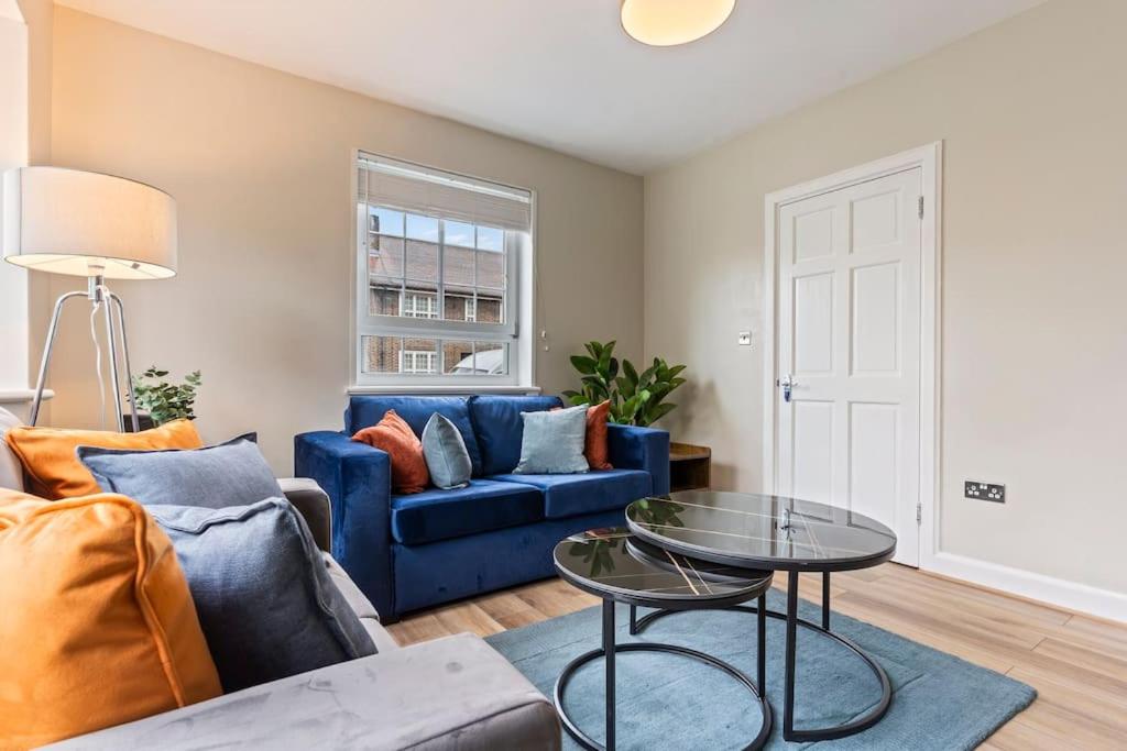 Modern 4 Bed house Ideal for Groups, Contractors near City Airport & O2 Arena, free parking & Wifi included