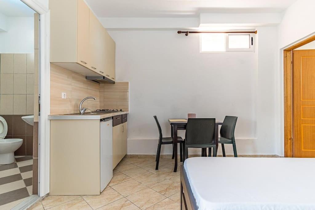 Goro 10 - Front Pool, Kitchen & Parking