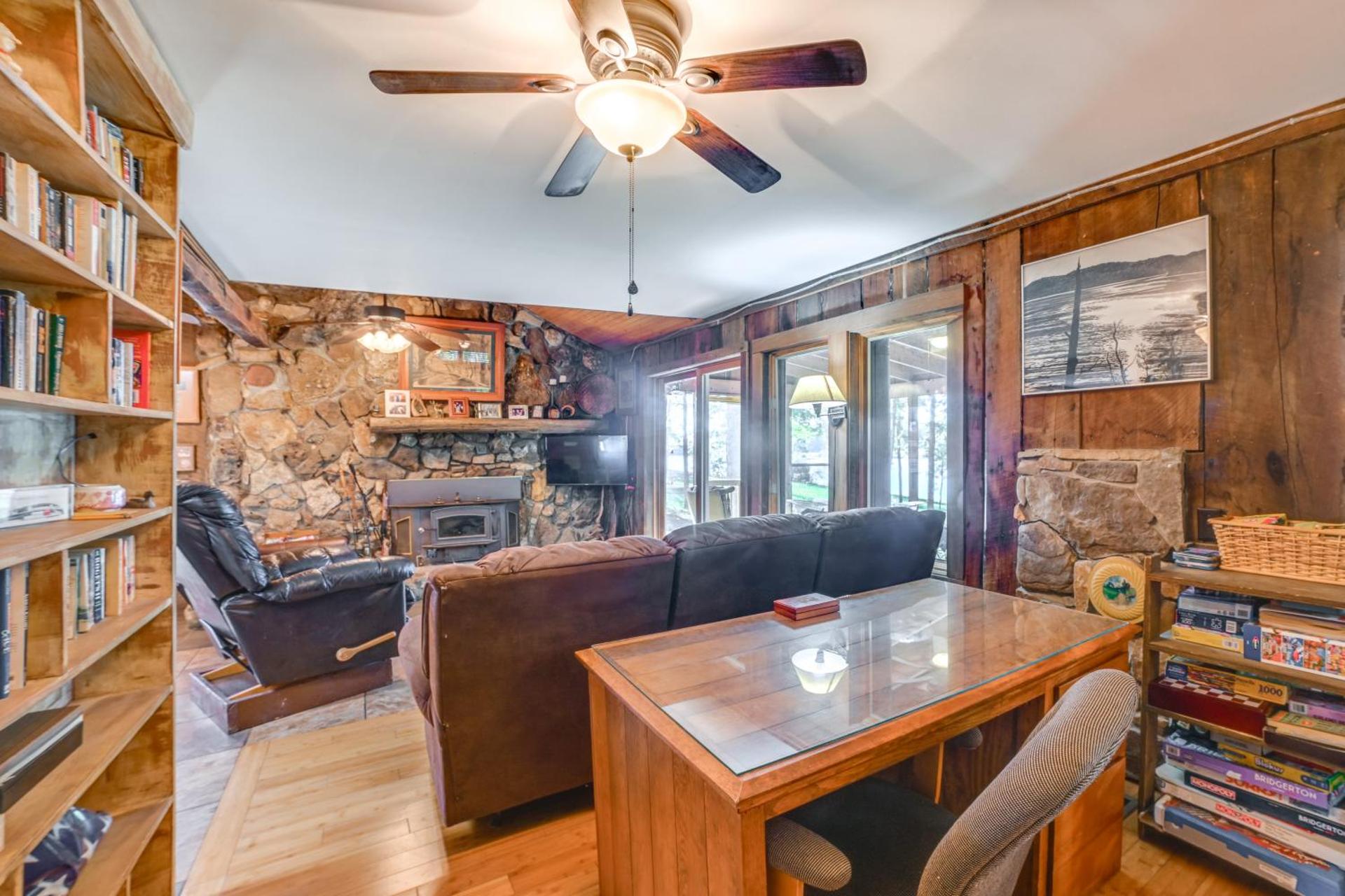 Screened Porch! Lakefront Gem in Boyds Branch Bay