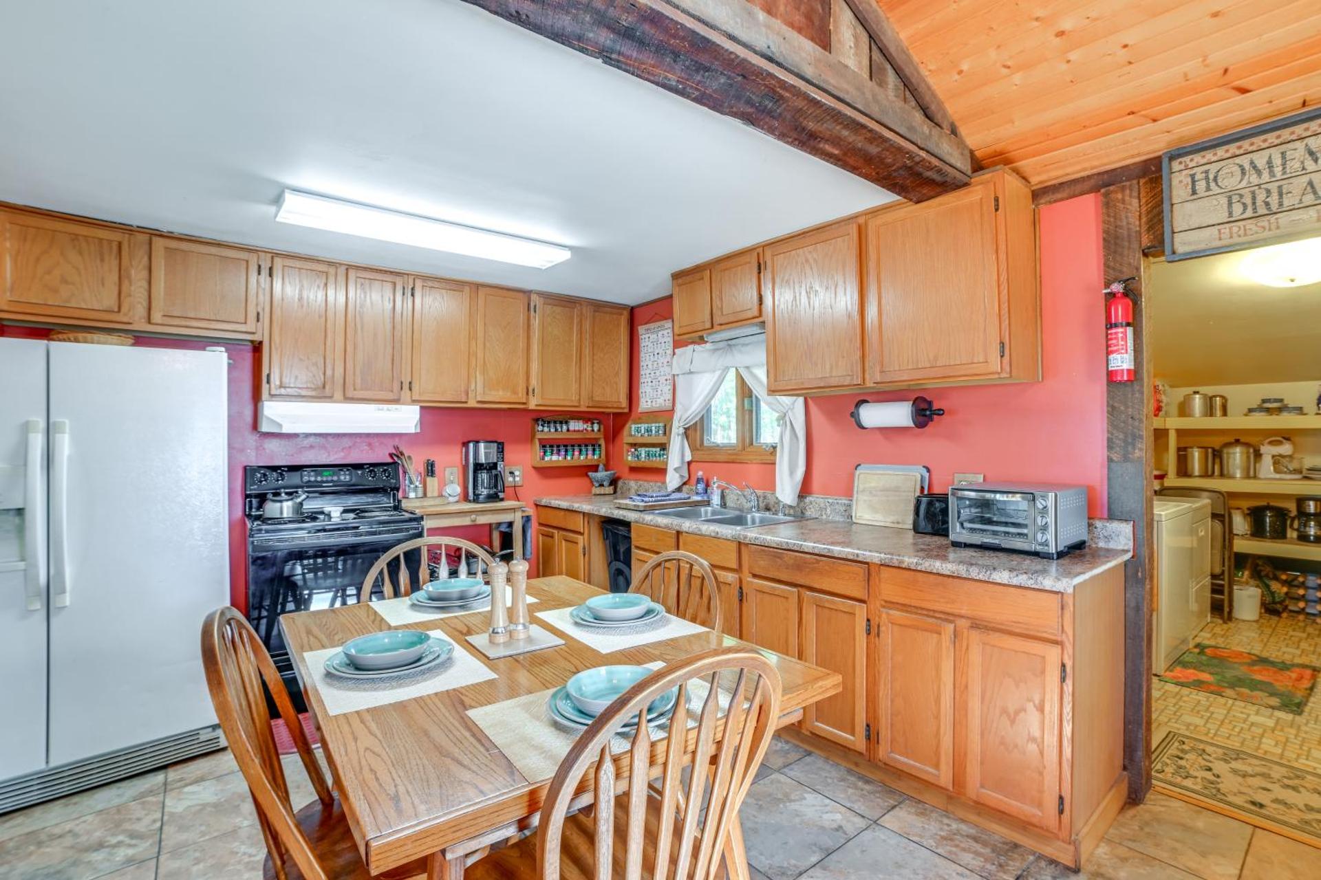 Screened Porch! Lakefront Gem in Boyds Branch Bay