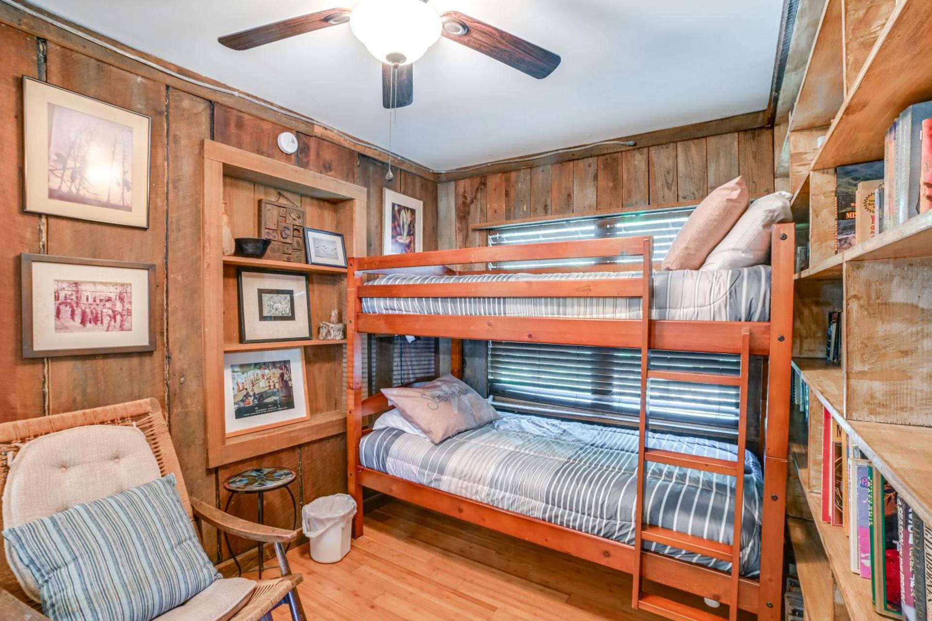 Screened Porch! Lakefront Gem in Boyds Branch Bay