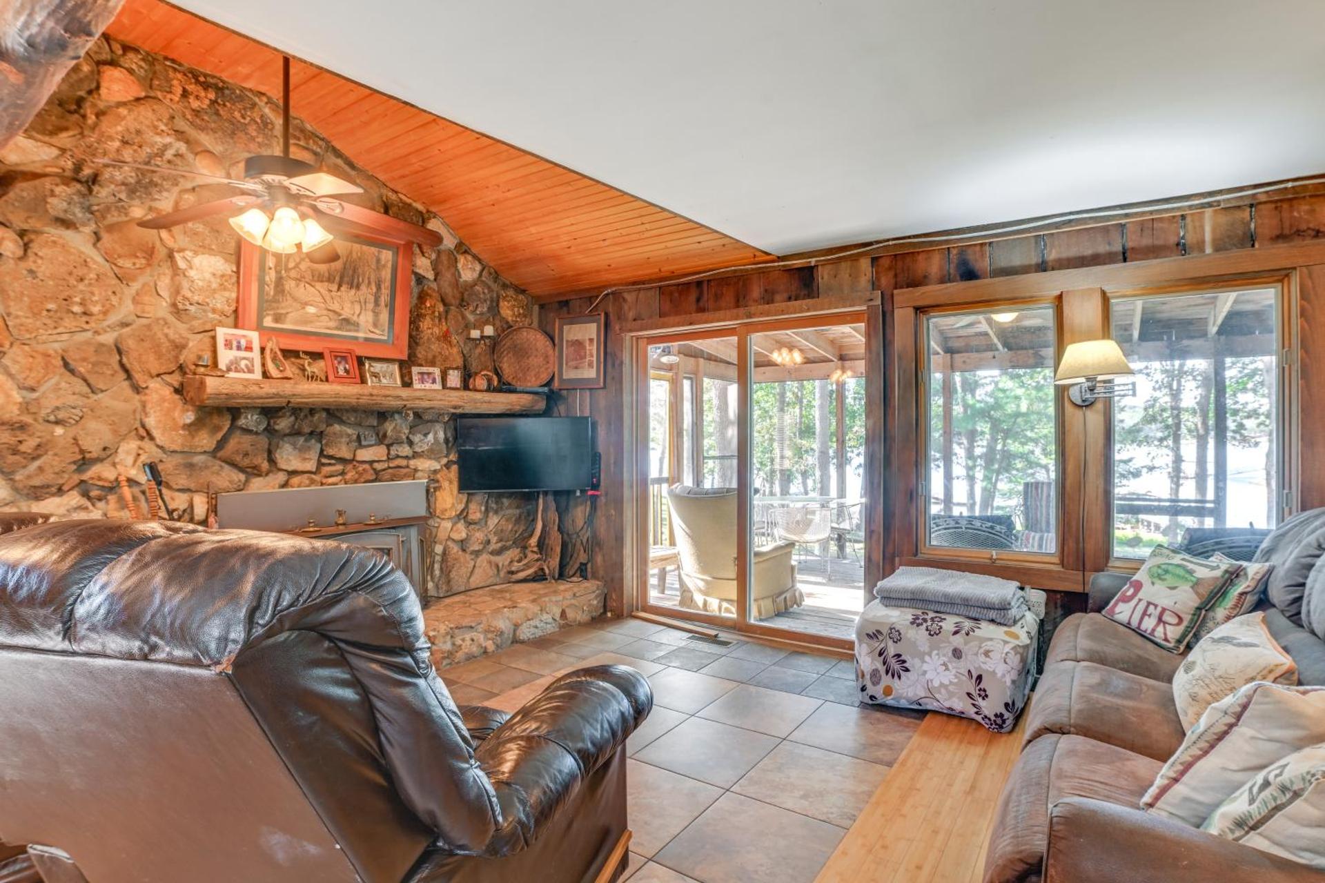 Screened Porch! Lakefront Gem in Boyds Branch Bay