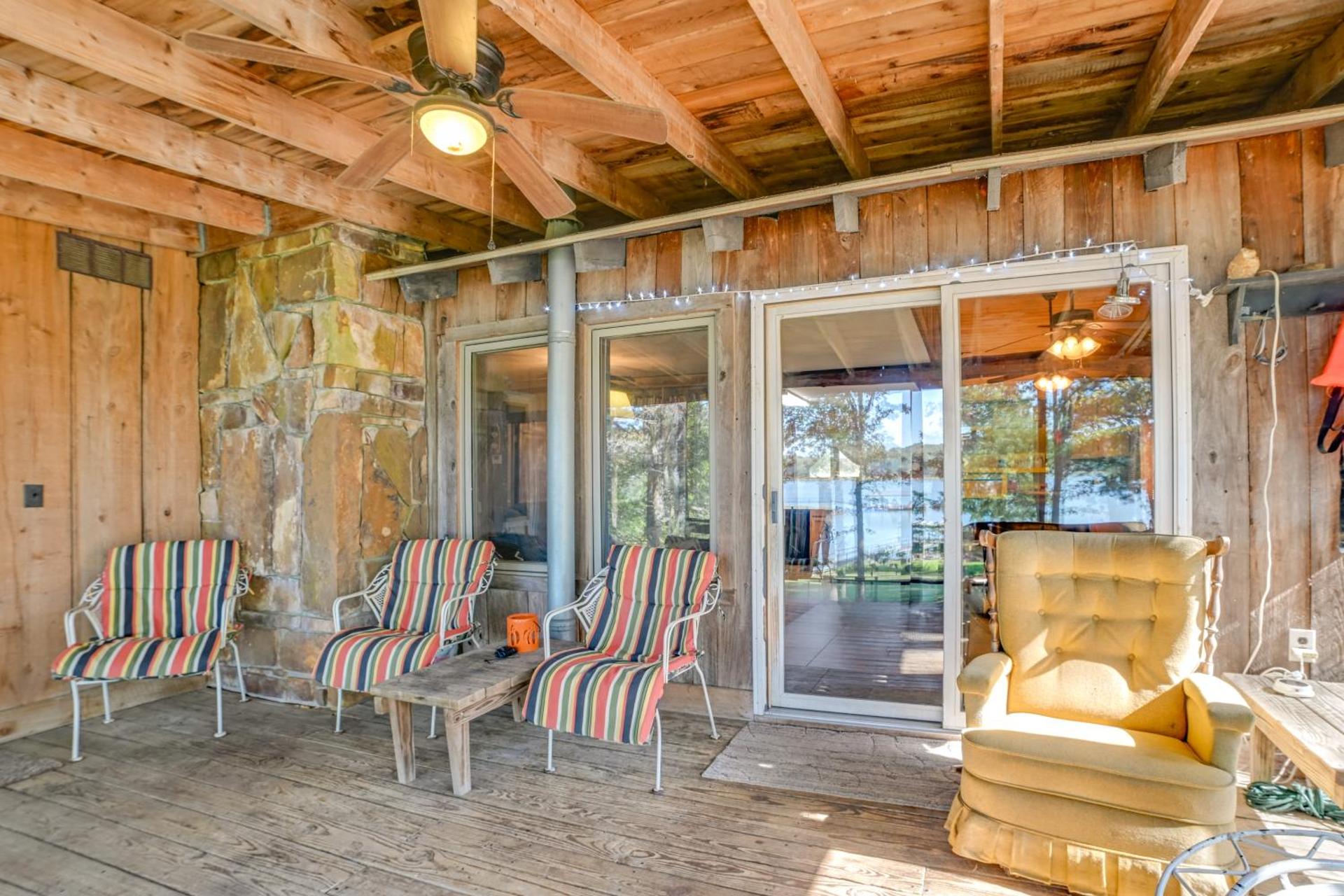 Screened Porch! Lakefront Gem in Boyds Branch Bay