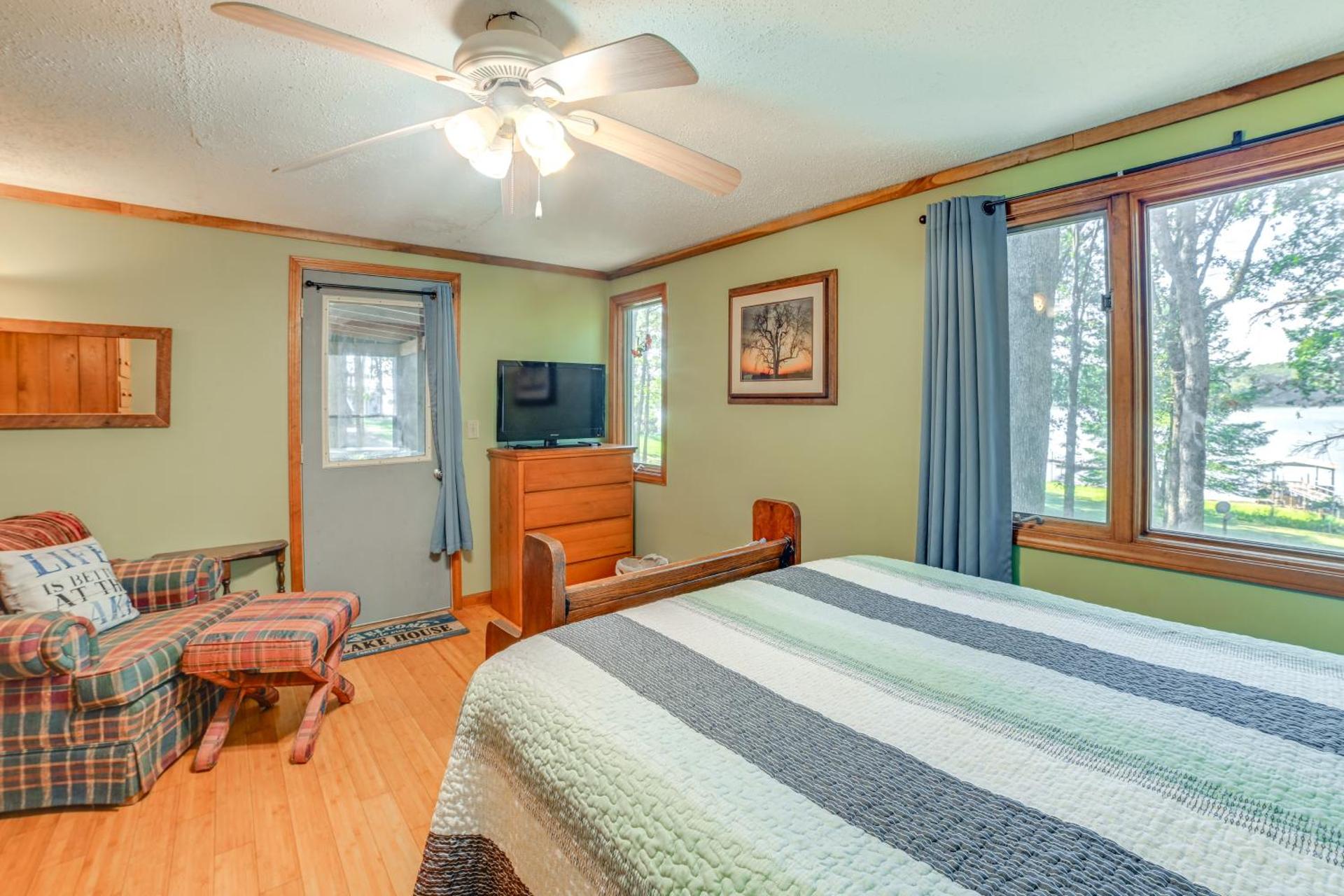 Screened Porch! Lakefront Gem in Boyds Branch Bay