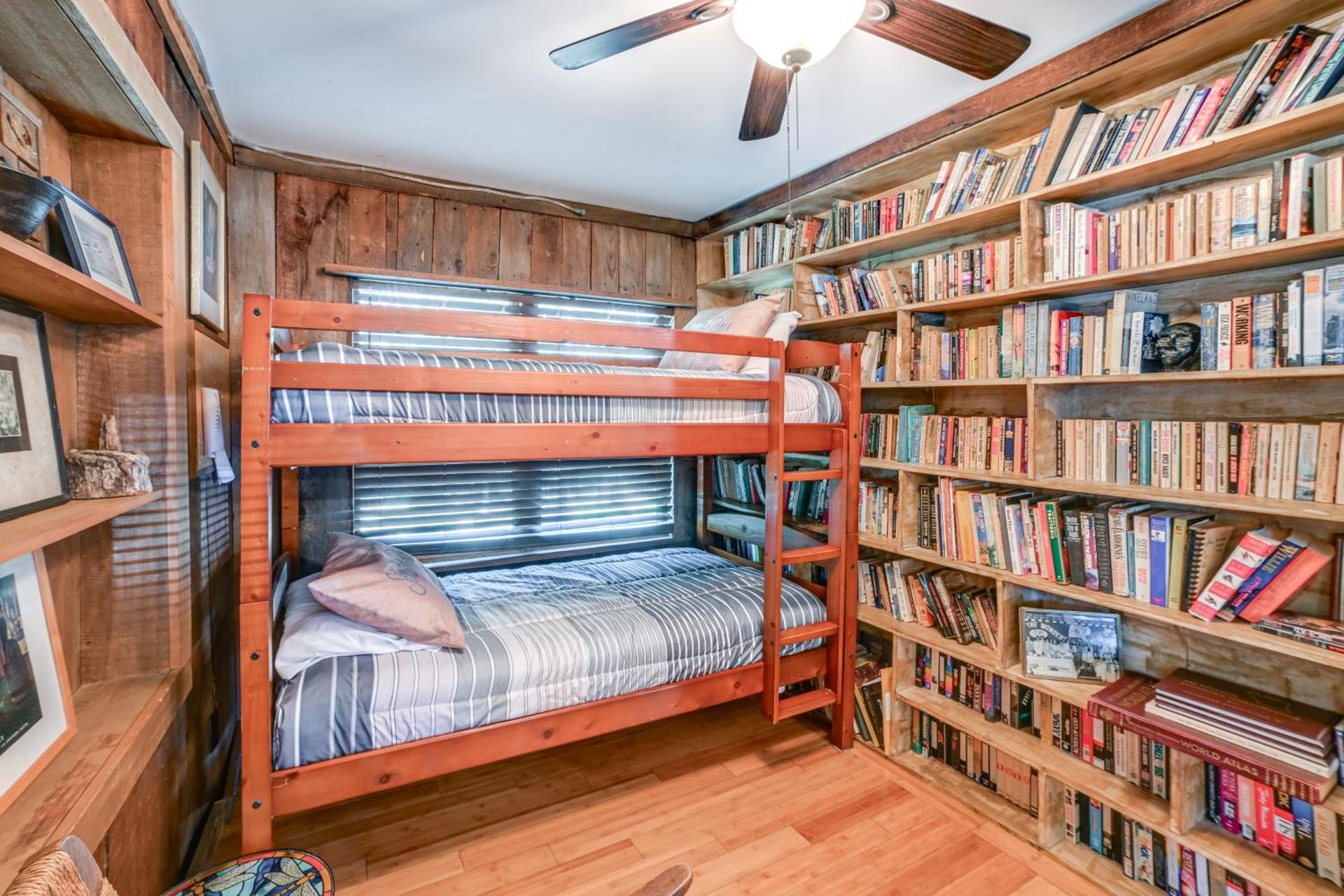 Screened Porch! Lakefront Gem in Boyds Branch Bay