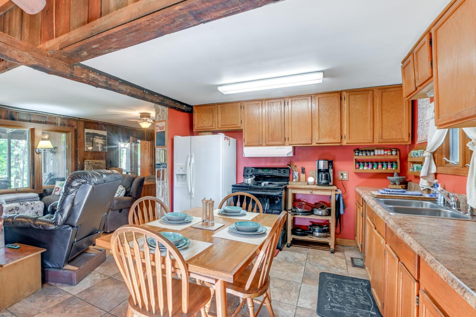Screened Porch! Lakefront Gem in Boyds Branch Bay