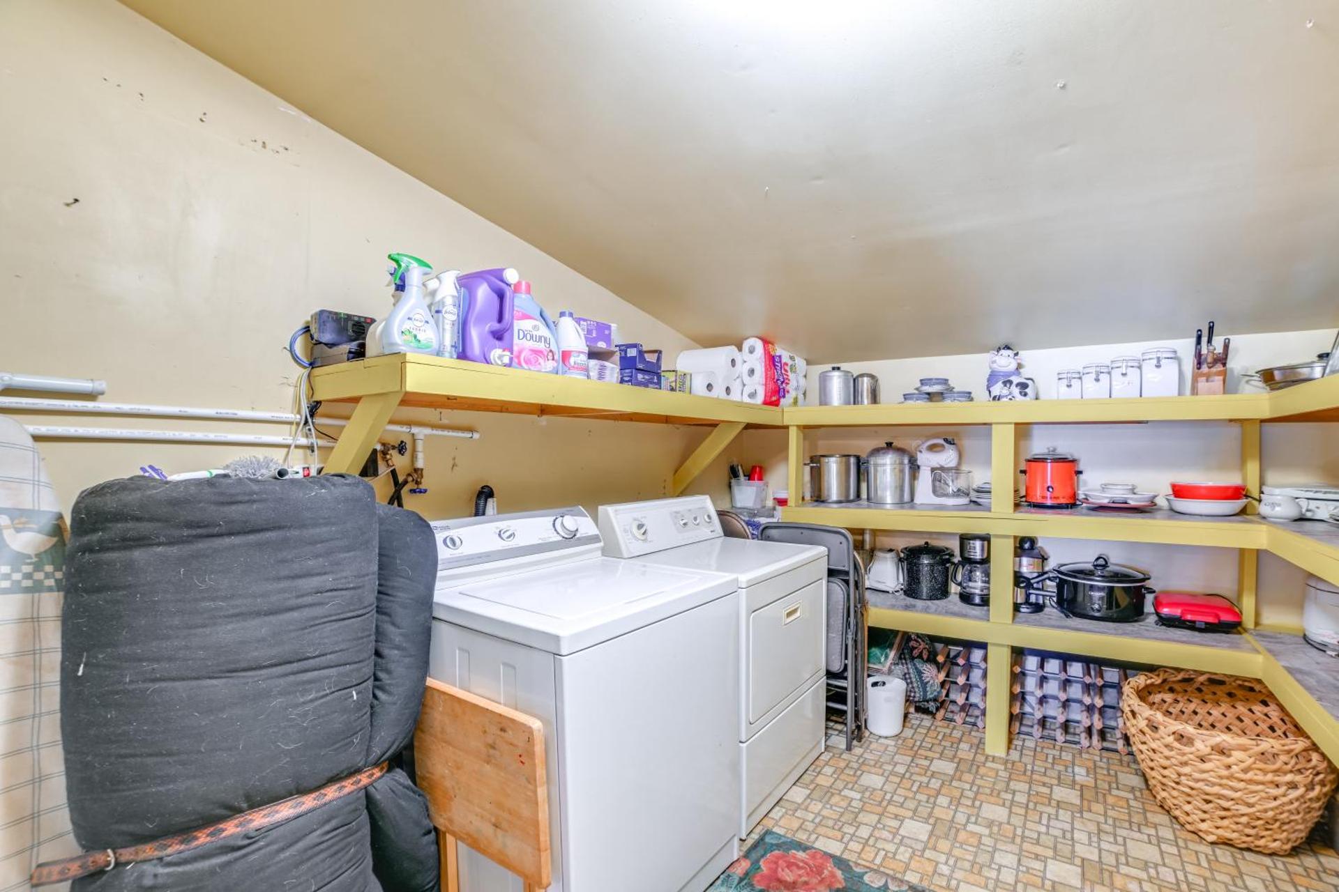 Screened Porch! Lakefront Gem in Boyds Branch Bay