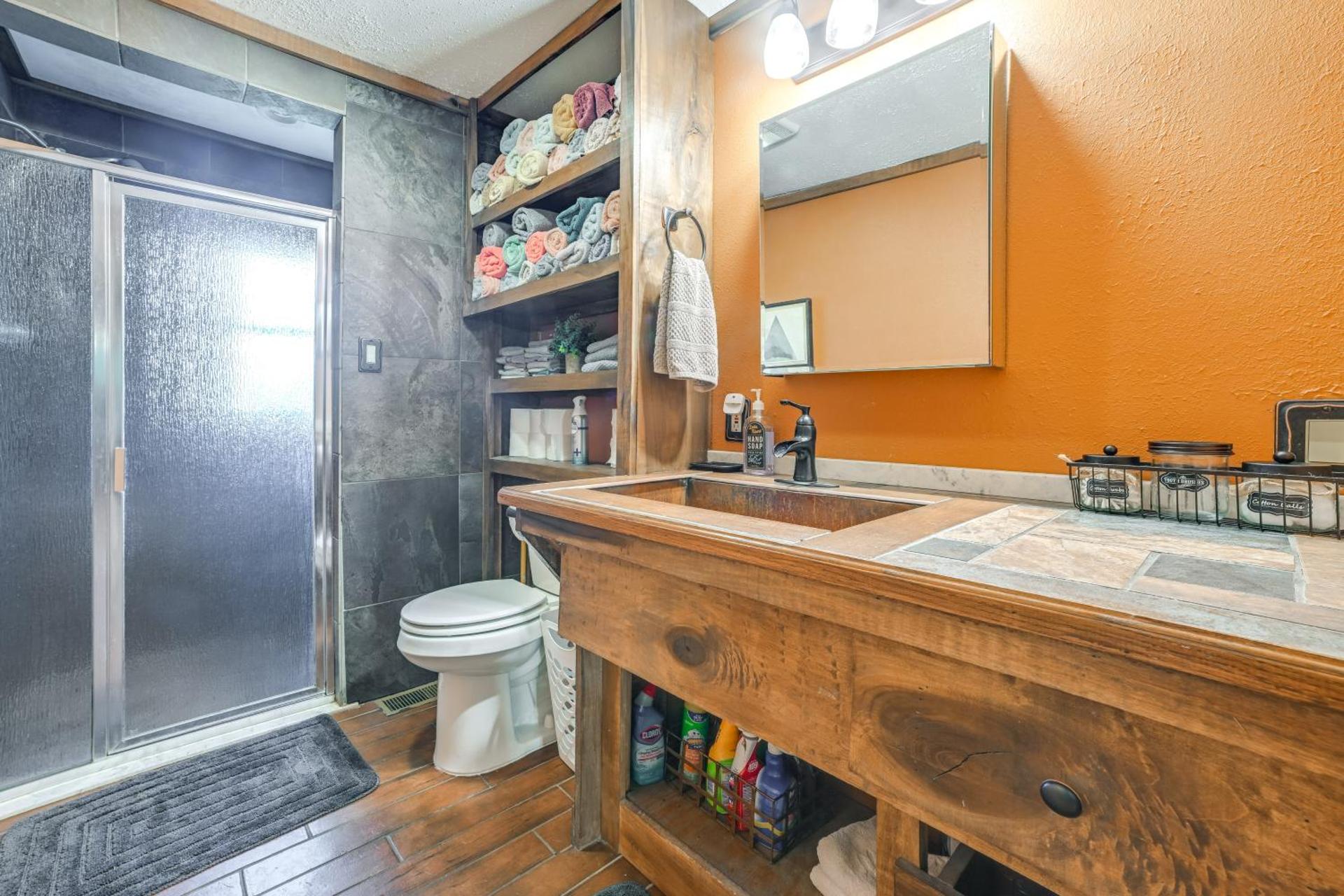 Screened Porch! Lakefront Gem in Boyds Branch Bay