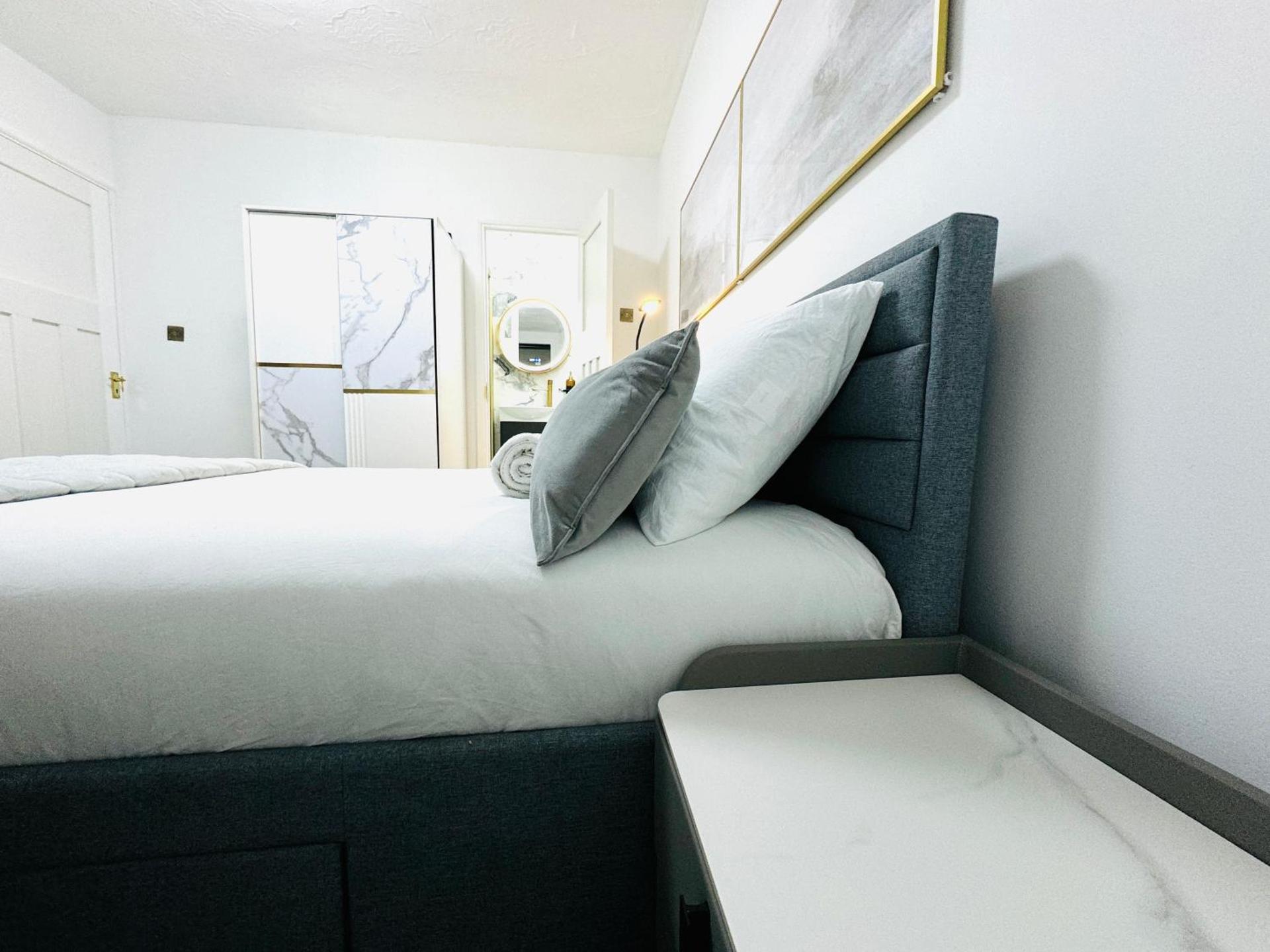 Ensuite Luxury Bedroom In Purfleet