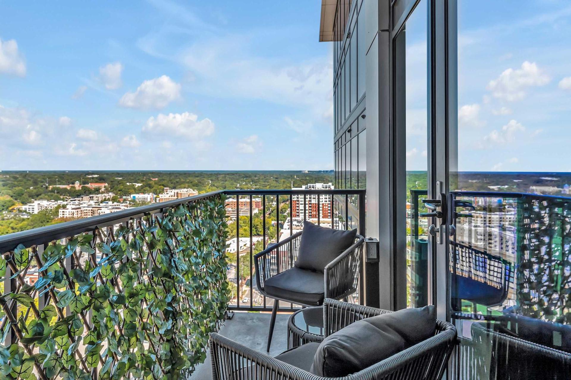 High-Rise Apt Raleigh Free Parking & Sunset View 2