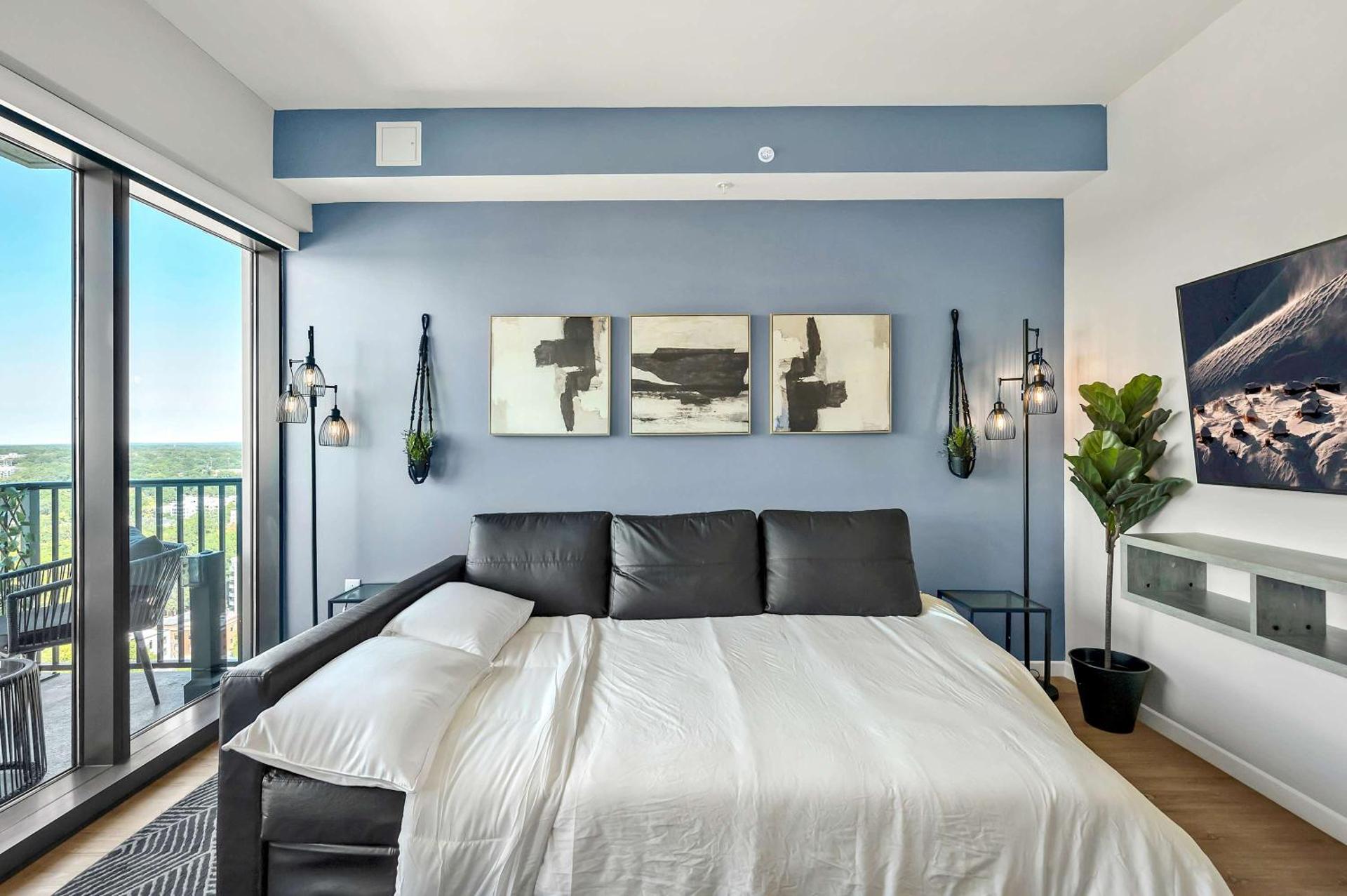 High-Rise Apt Raleigh Free Parking & Sunset View 2