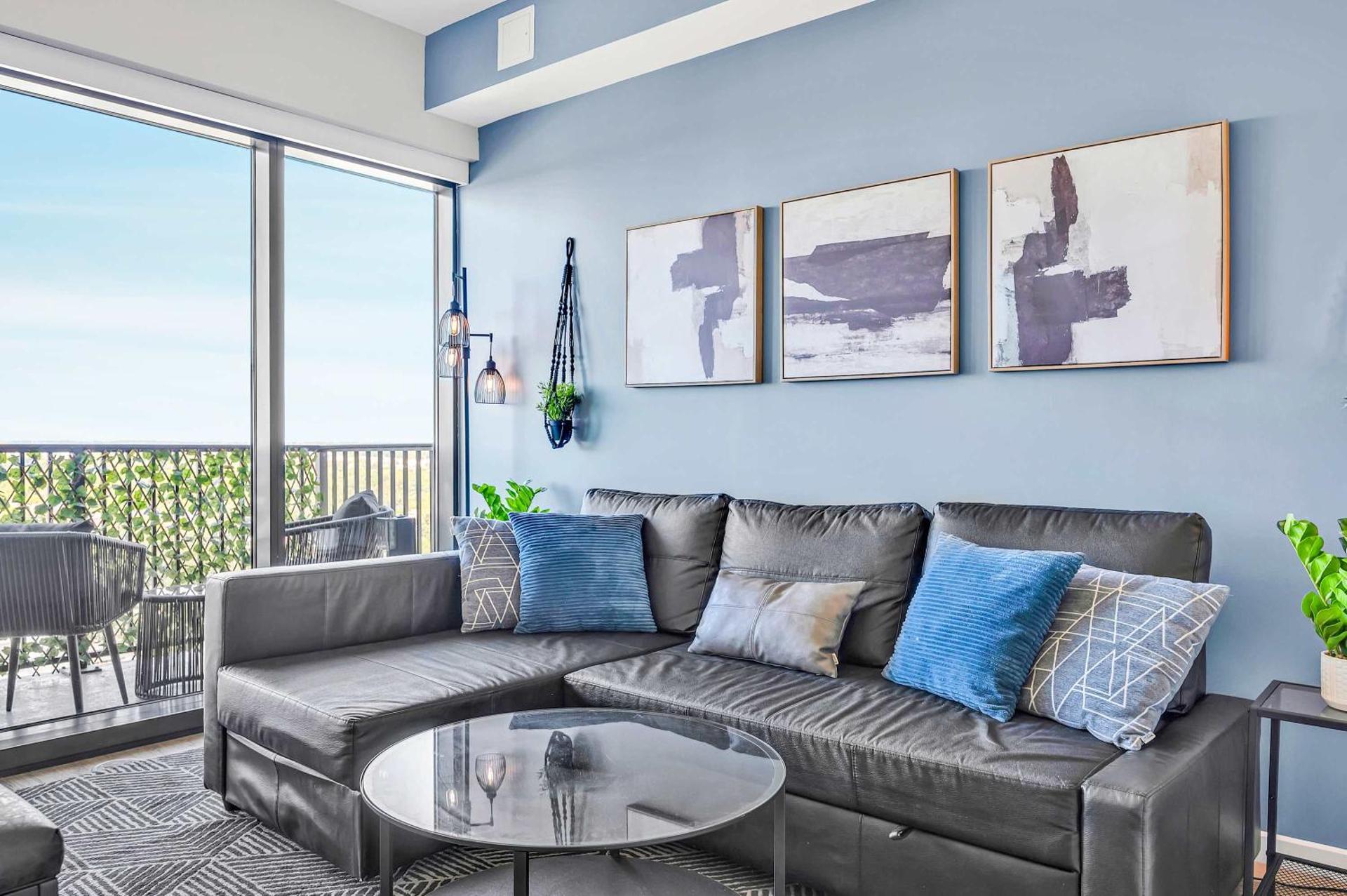 High-Rise Apt Raleigh Free Parking & Sunset View 2