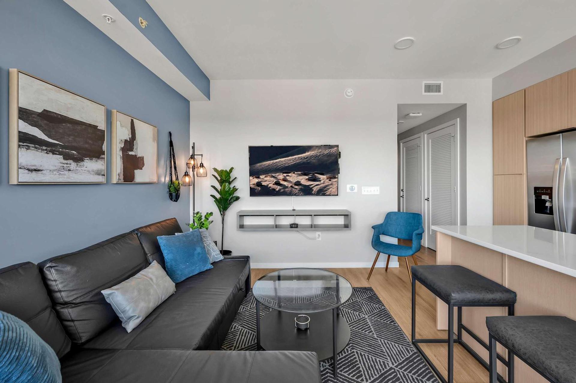 High-Rise Apt Raleigh Free Parking & Sunset View 2