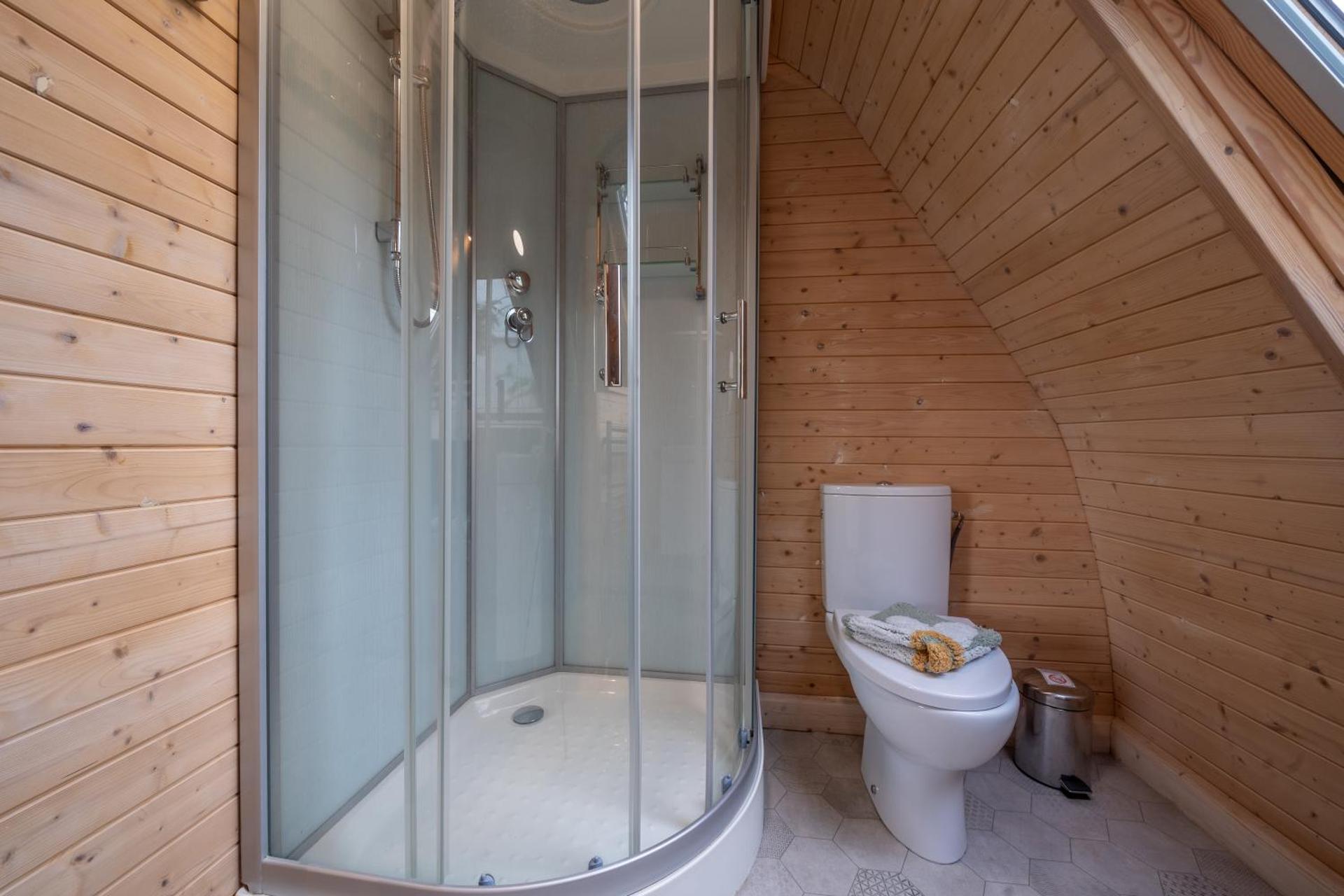 Family Room with Mountain View- Badger pod (With hot tub)