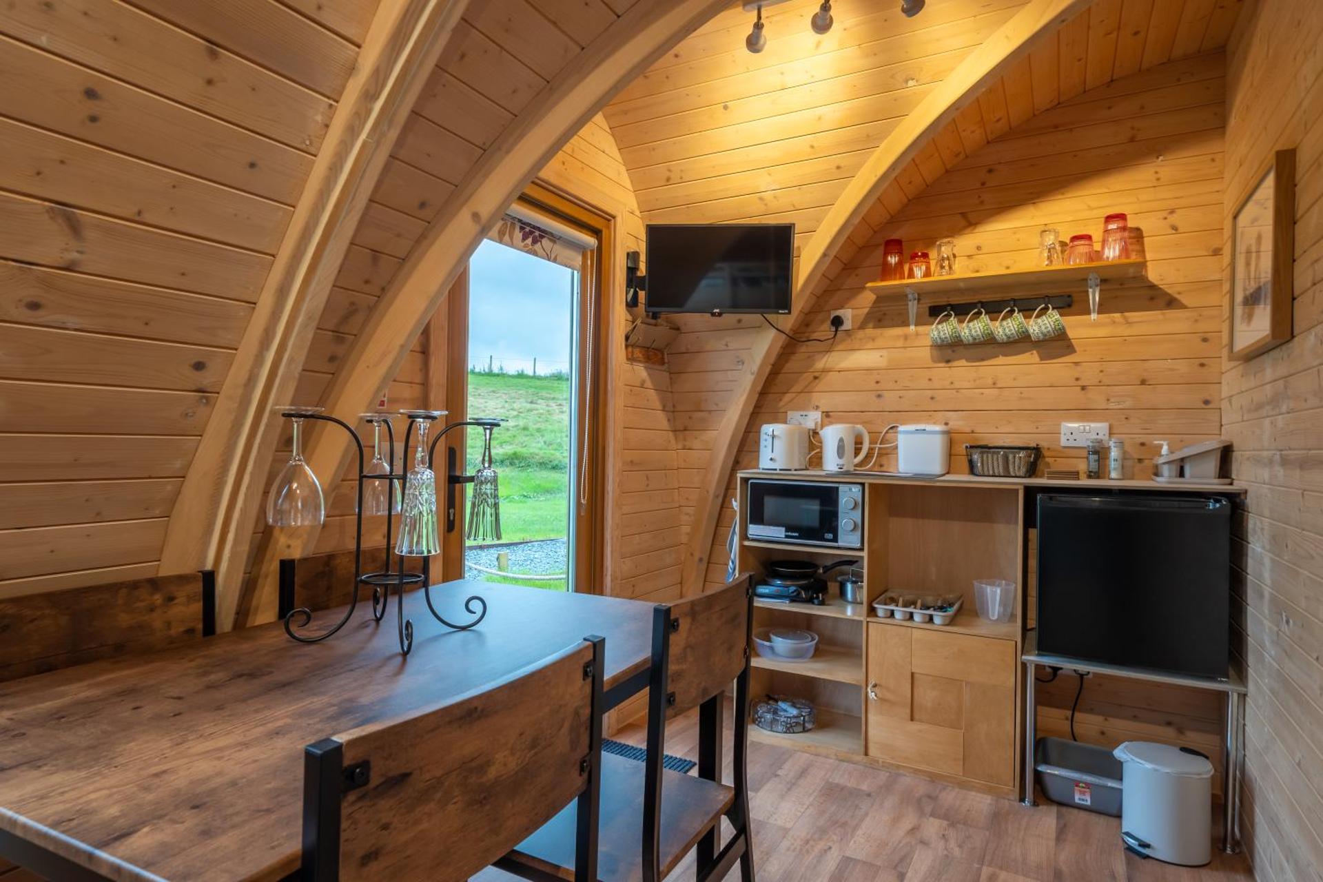 Family Room with Mountain View- Badger pod (With hot tub)