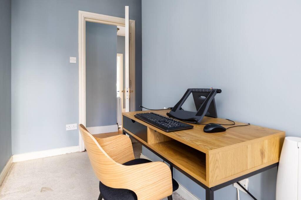 2Bed Flat With Private Balcony and Fireplace