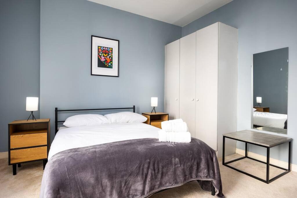 2Bed Flat With Private Balcony and Fireplace