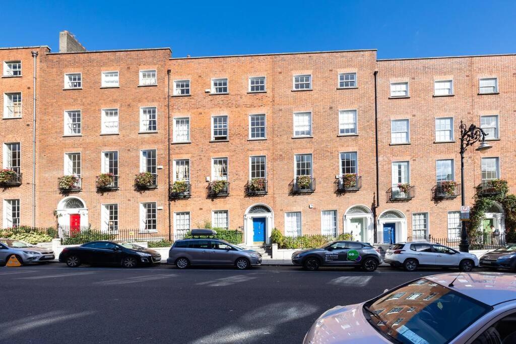 2Bed Flat With Private Balcony and Fireplace