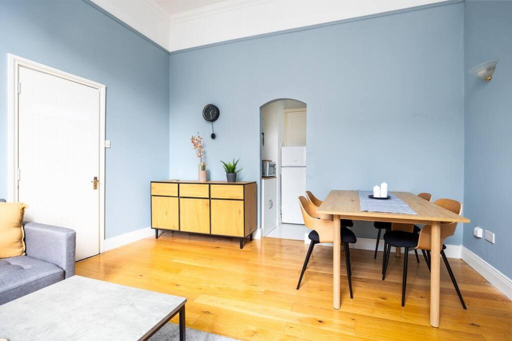 2Bed Flat With Private Balcony and Fireplace