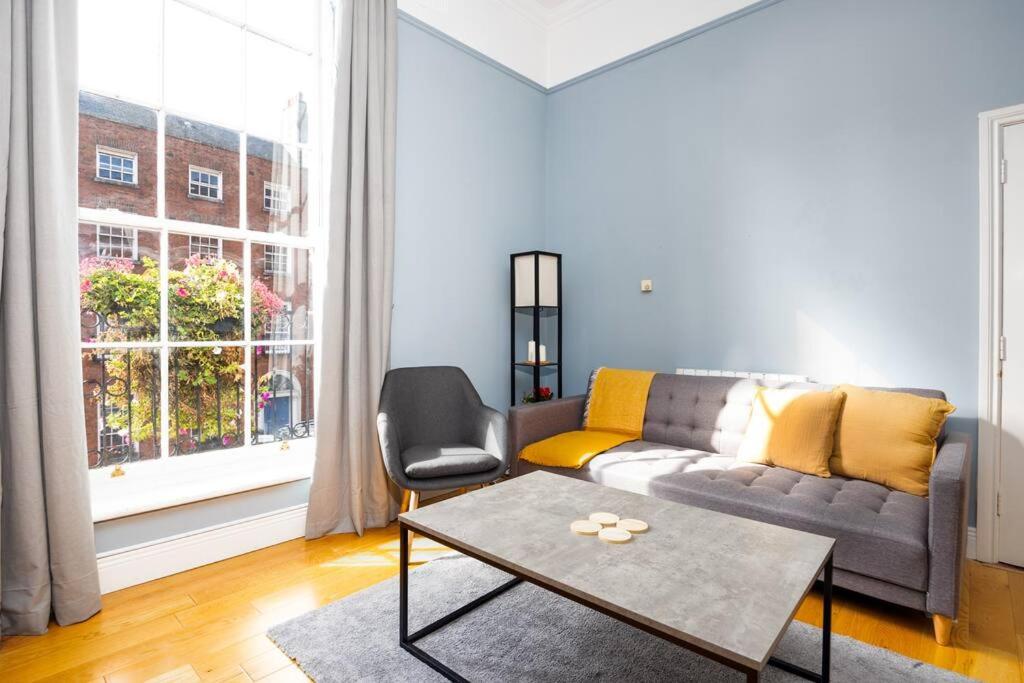 2Bed Flat With Private Balcony and Fireplace