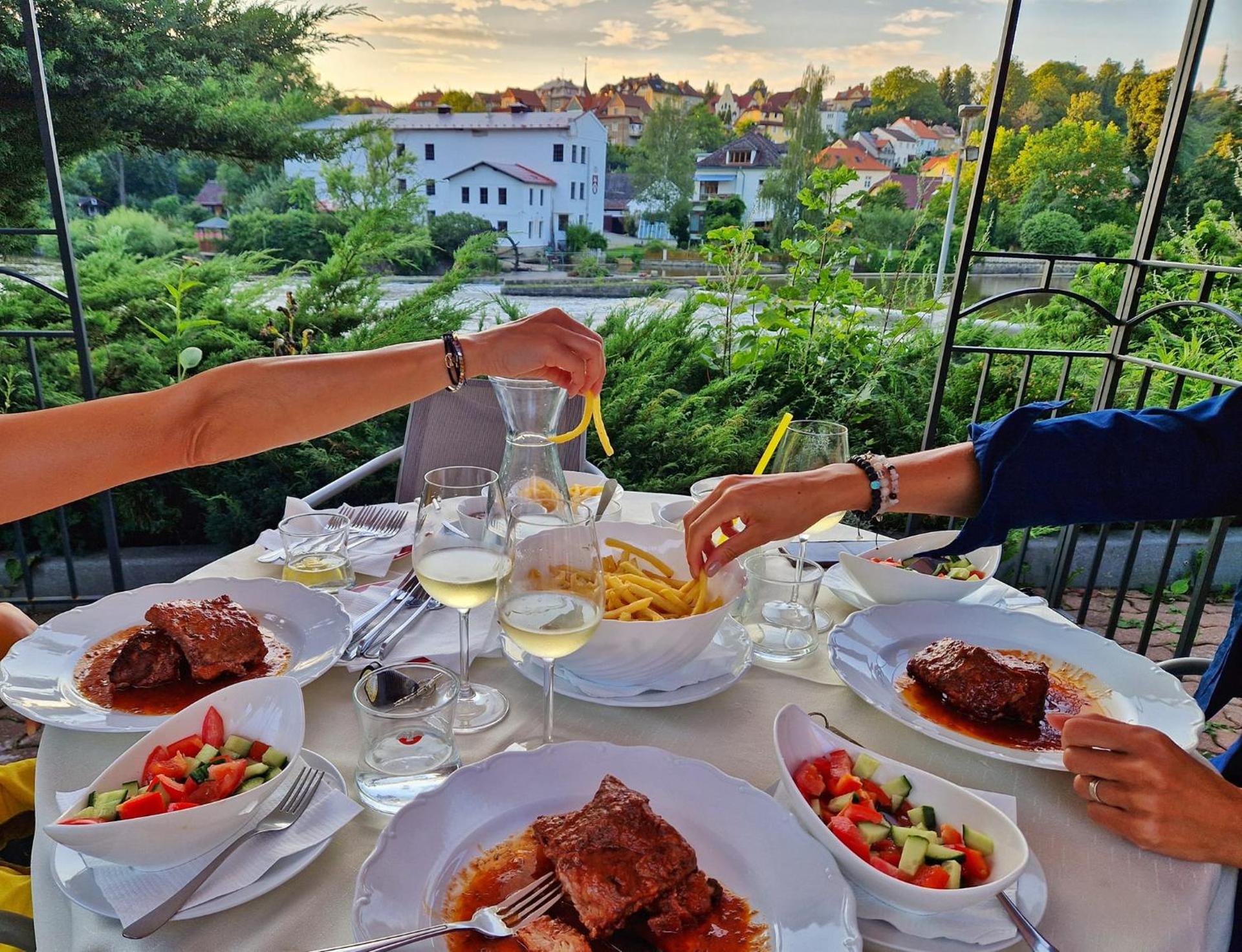 Restaurant/places to eat