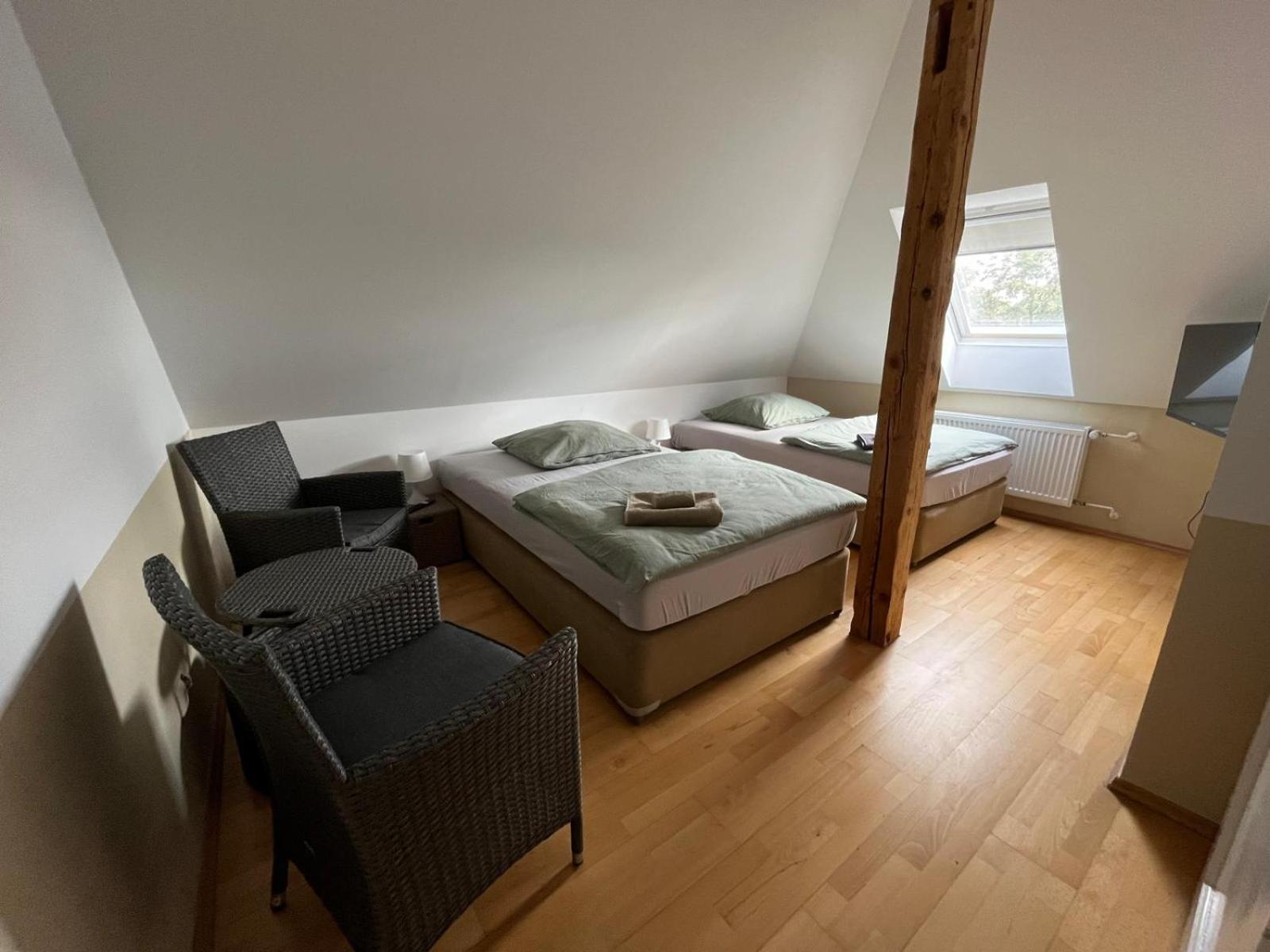 Doppelzimmer-Bad-Kühlschrank-Tv-19