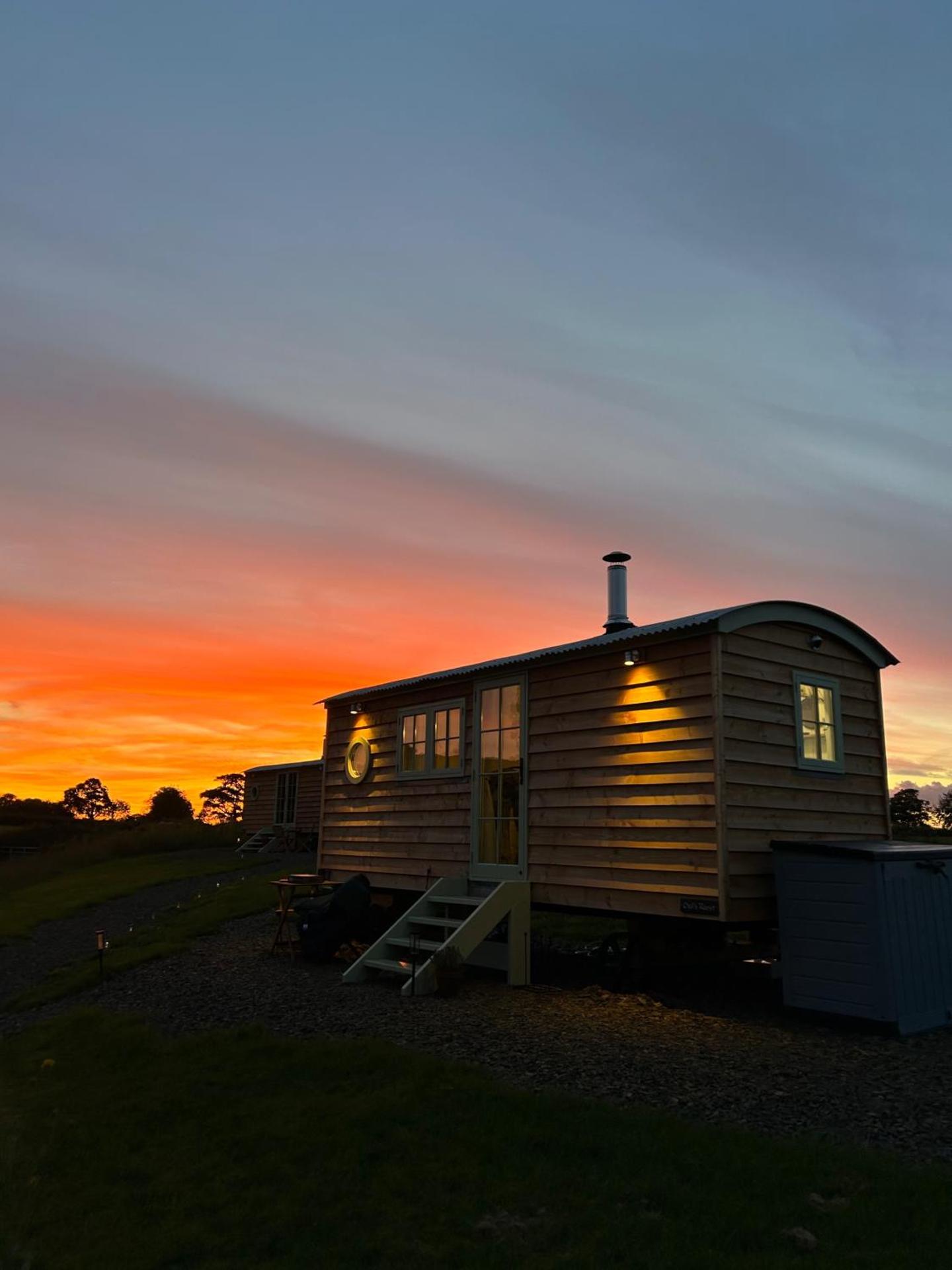 Cosy Devon Hut with Private Hot Tub