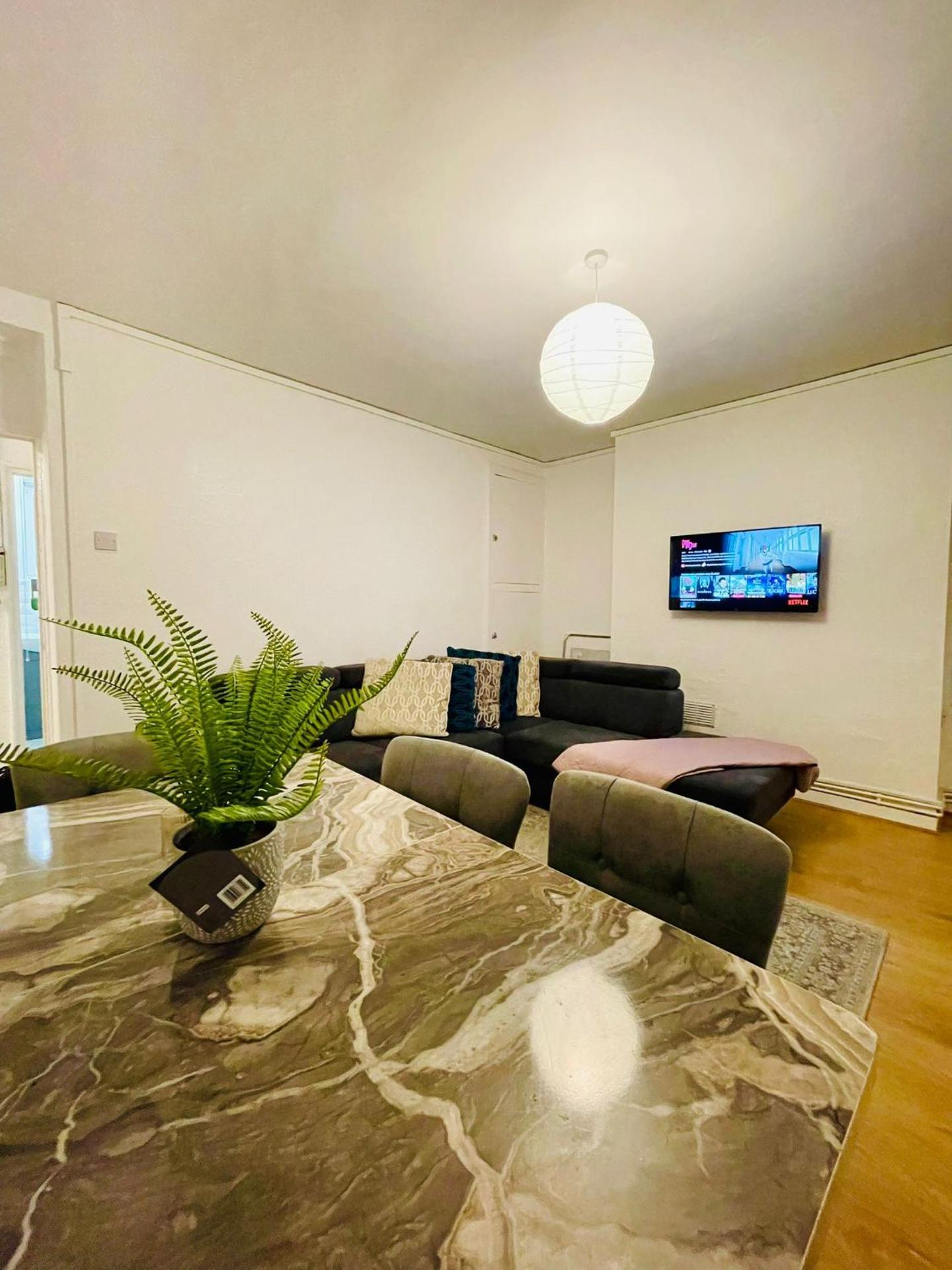 2BD CanaryWharf Mile End Private Balcony FREE Parking