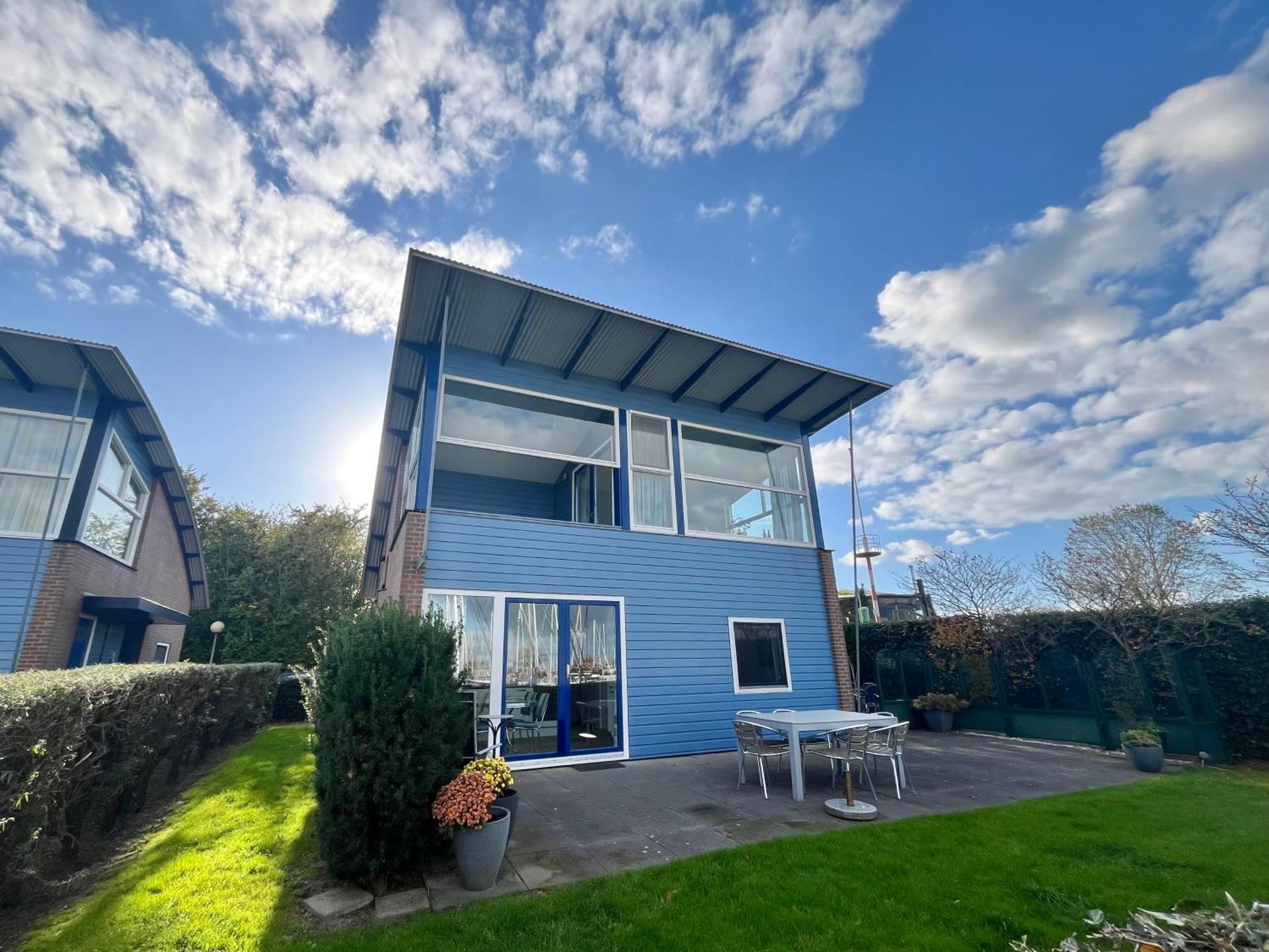 6pers Modern harbor house Jasmijn with fenced garden and lake view