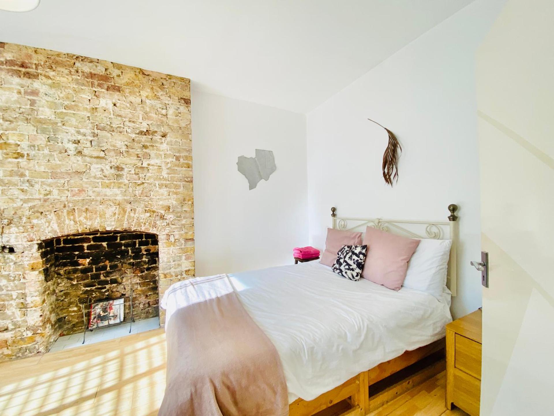London's Central East End 2 Bedroom City Apartments