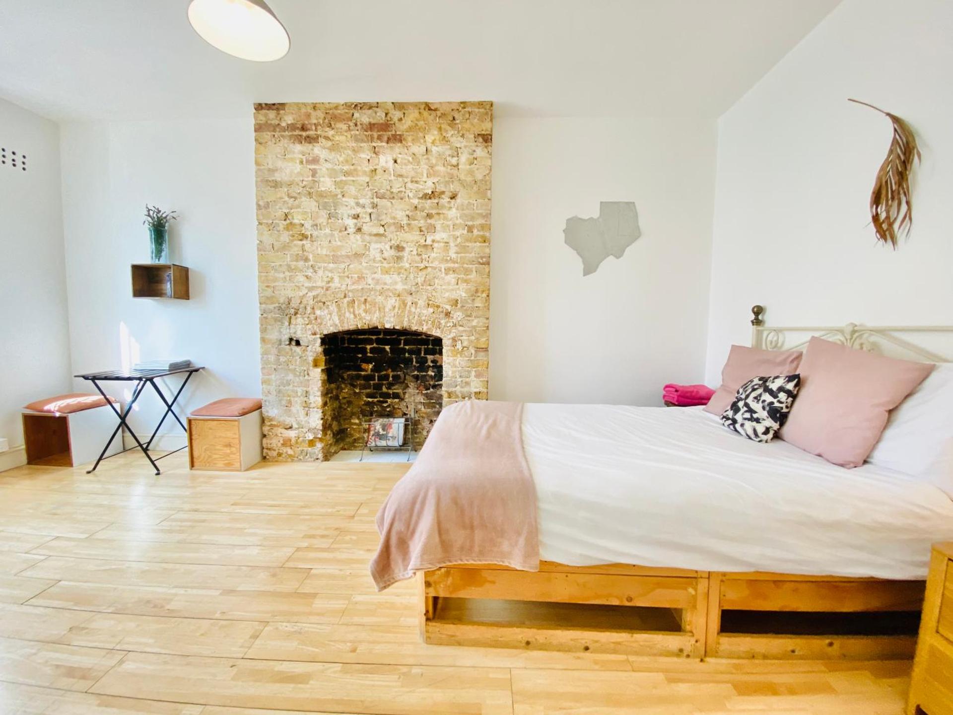 London's Central East End 2 Bedroom City Apartments
