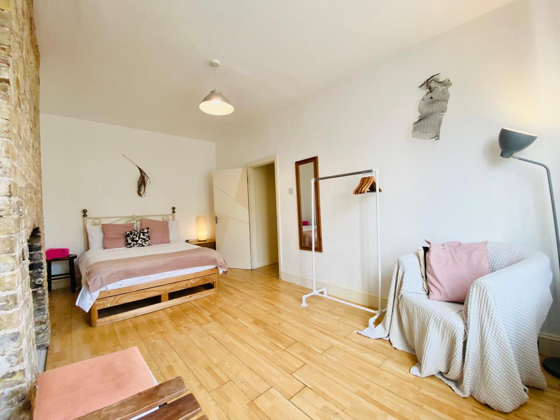 London's Central East End 2 Bedroom City Apartments