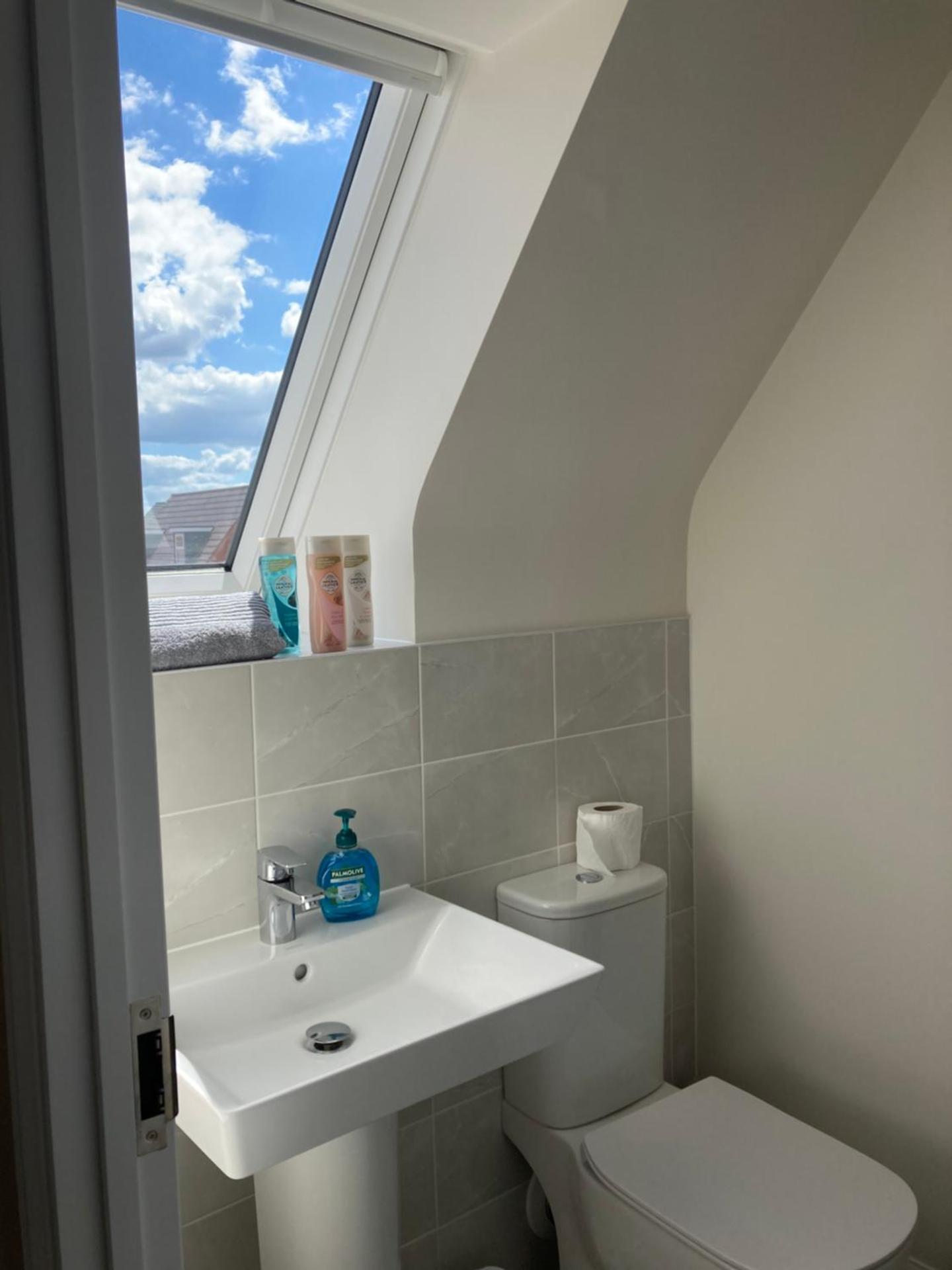 House-Sleeps 8-Parking-Garden