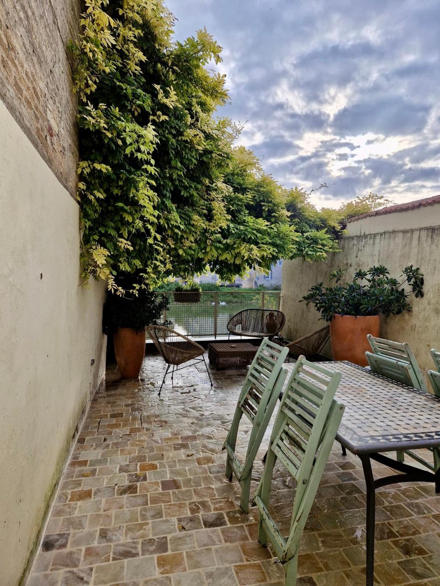 Maison des glycines au bord du Doubs