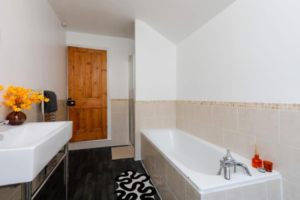 Stylish 2 Bedroom Home with Free on Street Parking