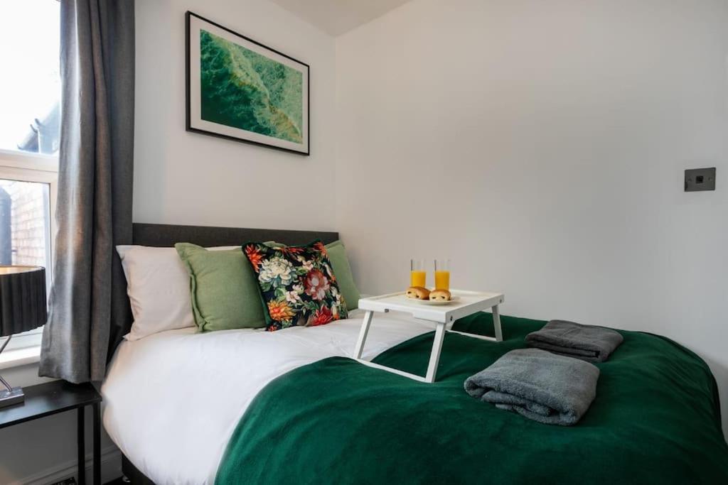 Stylish 2 Bedroom Home with Free on Street Parking