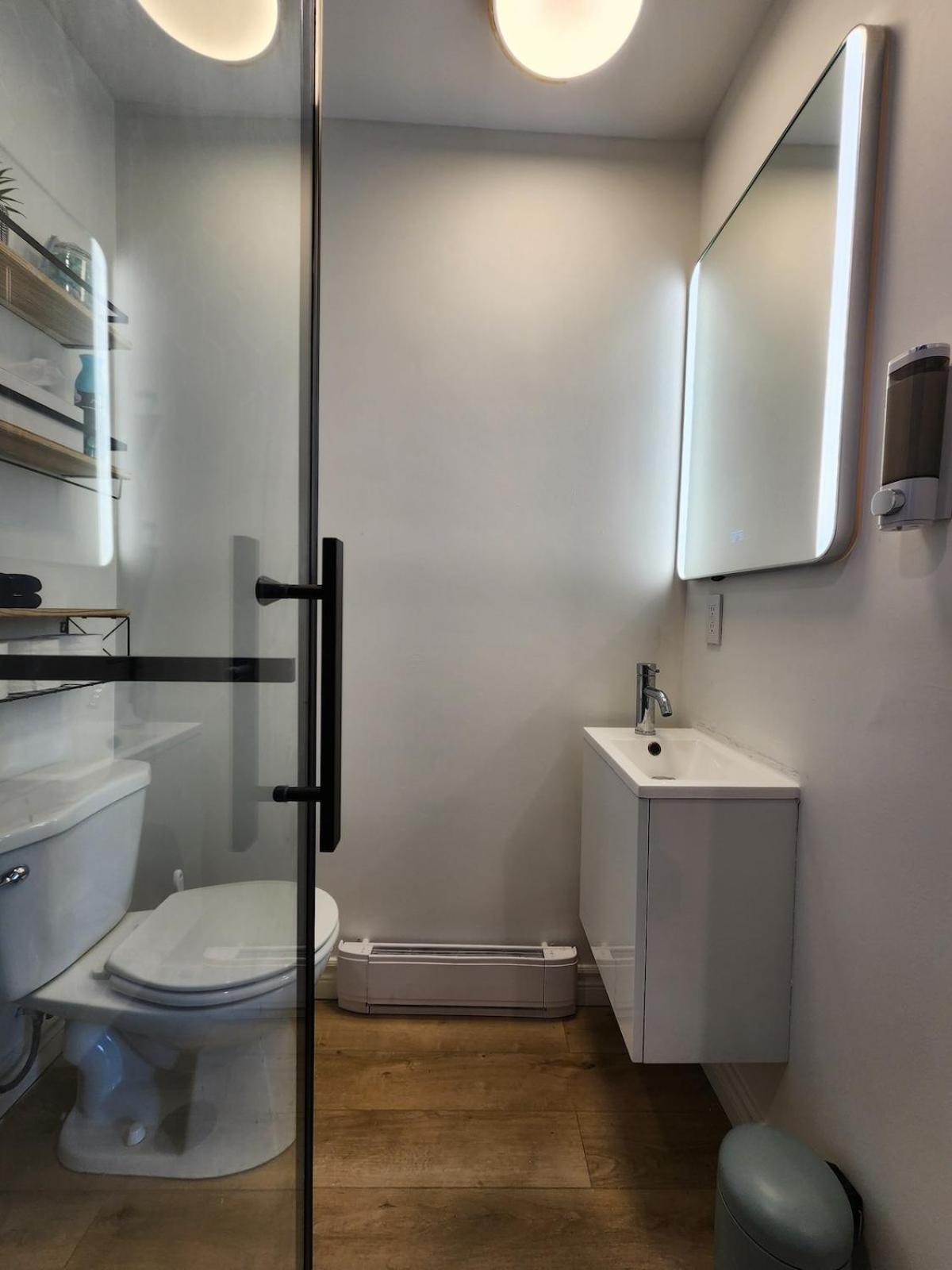 Boho Chic Tiny House - Hot Tub EV Chrger & Parking