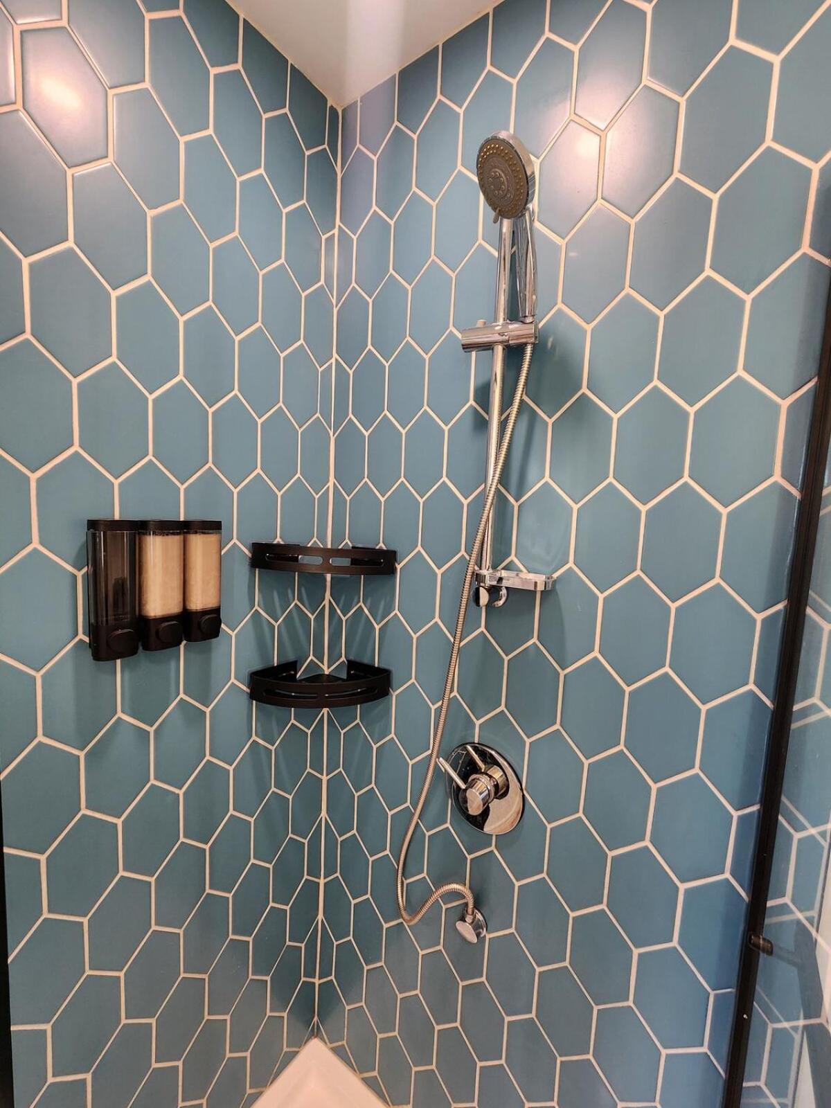 Boho Chic Tiny House - Hot Tub EV Chrger & Parking