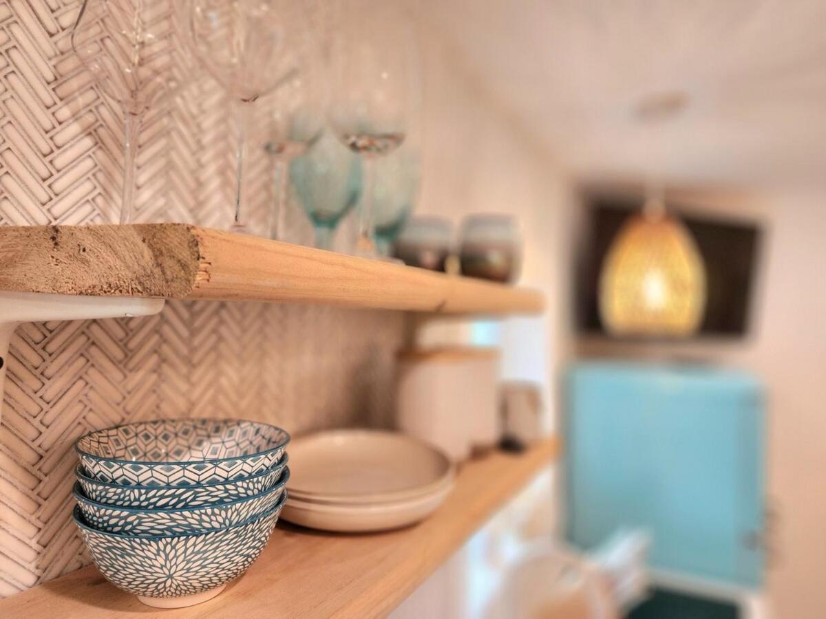 Boho Chic Tiny House - Hot Tub EV Chrger & Parking