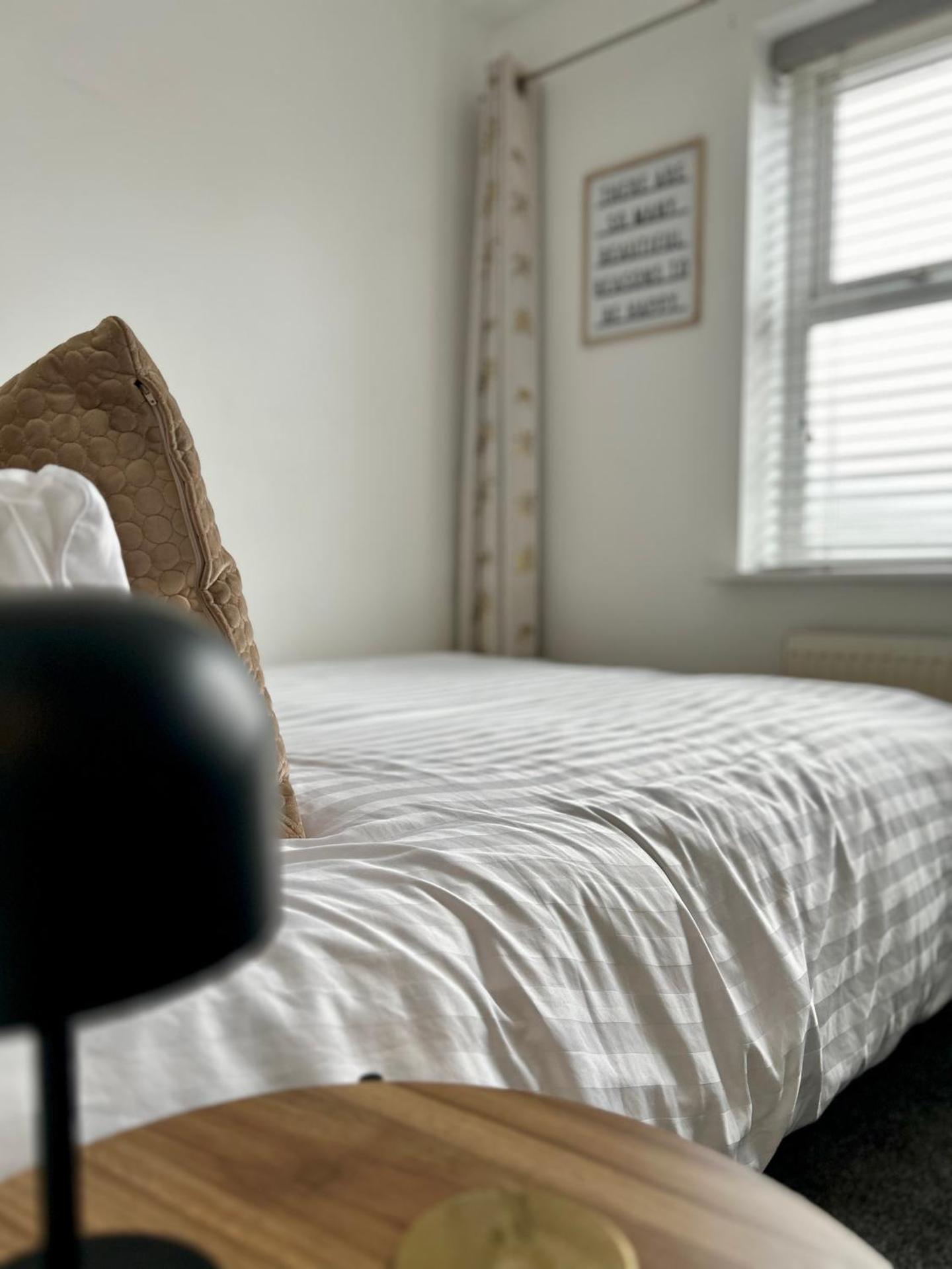 Modern 2 Bed Apartment With Free Parking And Netflix