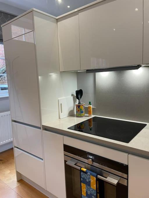 Charming & Cosy Town Centre Home with Parking